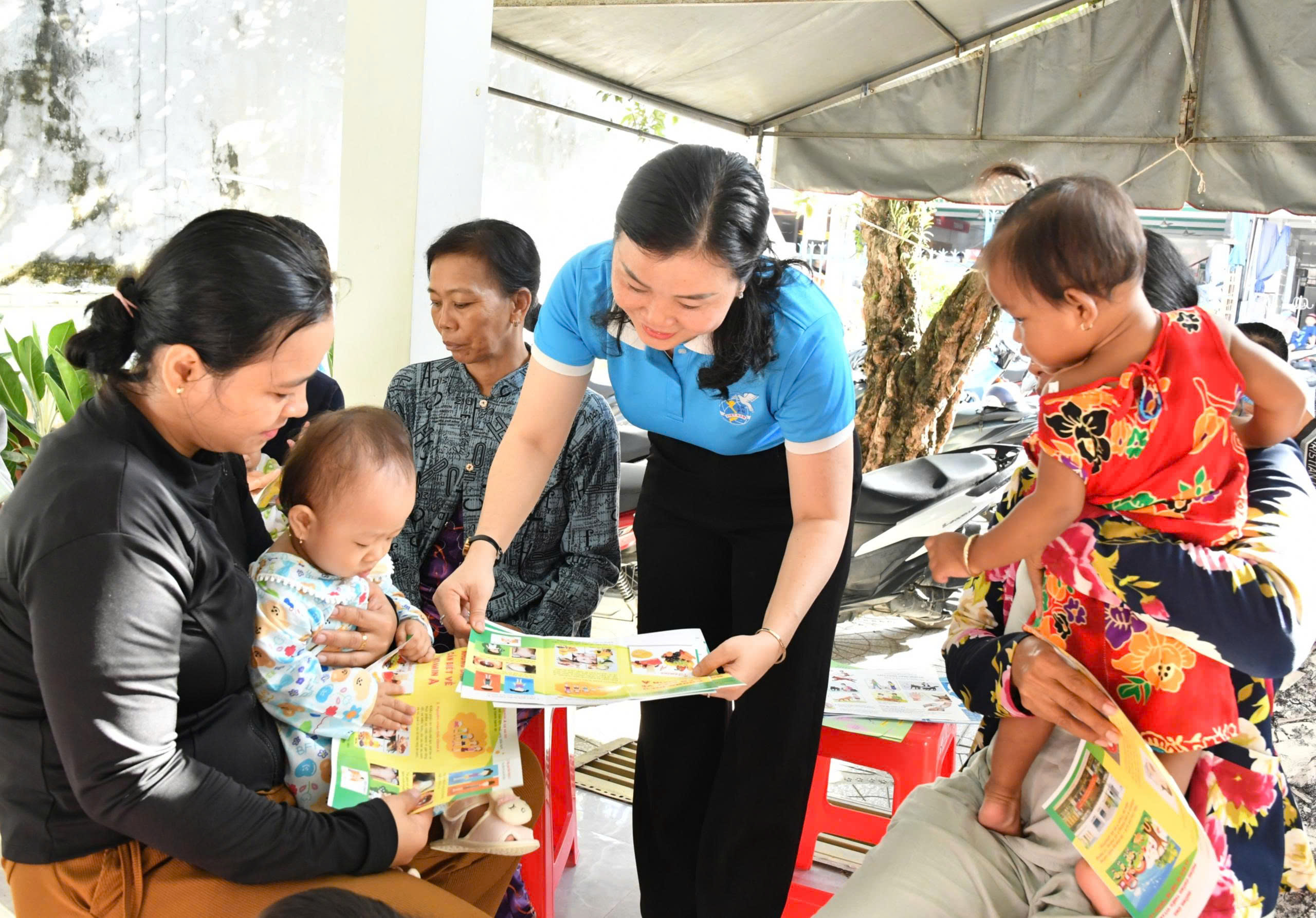 Ảnh 1: Đồng chí Đinh Thị Phương Lan – Phó Chủ tịch Ủy ban MTTQ Việt Nam xã, Chủ tịch Hội Liên hiệp Phụ nữ xã Hòn Đất phát tờ rơi hướng dẫn hội viên phụ nữ các phòng, chống dịch bệnh.