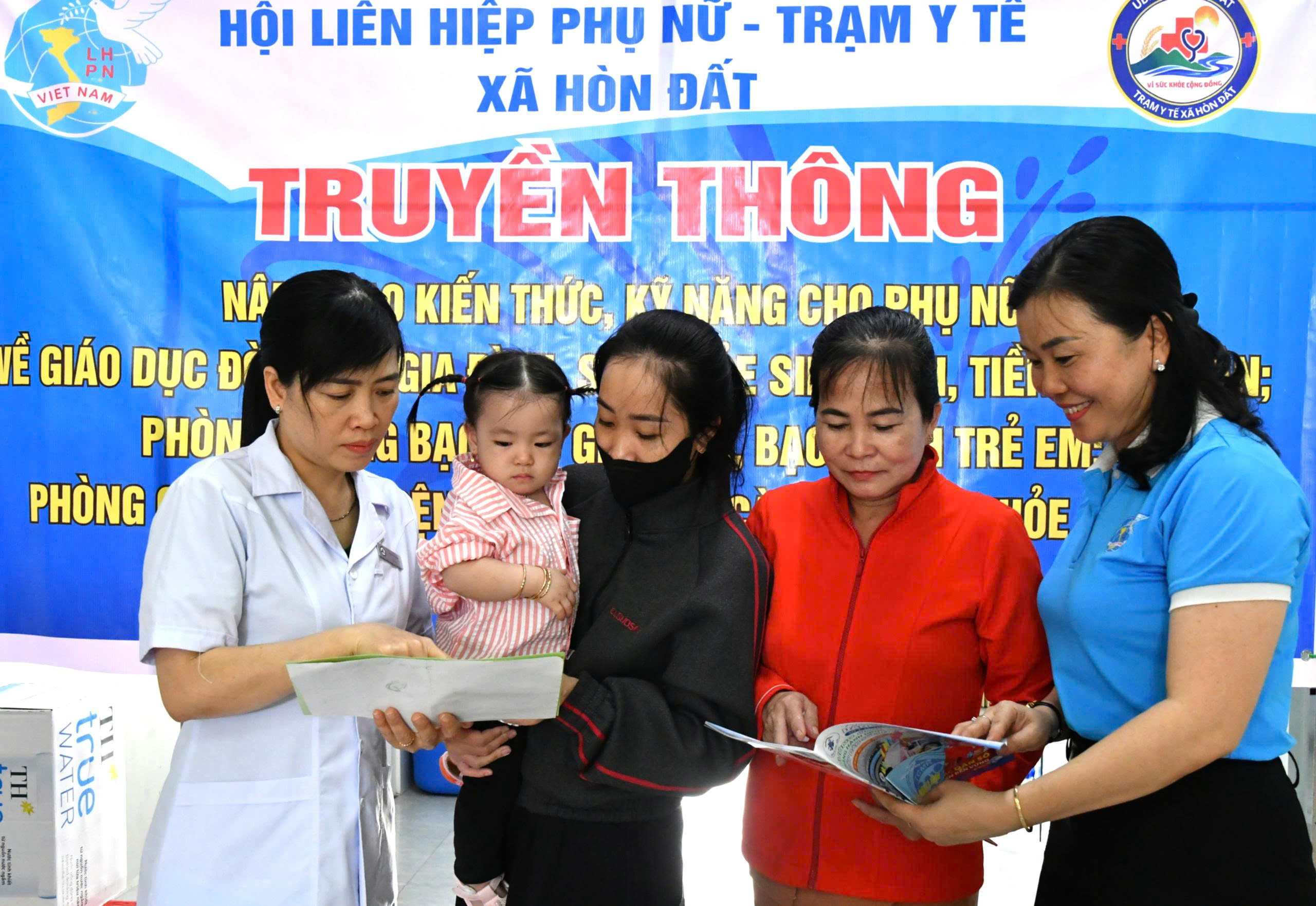 Ảnh 2: Viên chức Trạm y tế hướng dẫn người dân chăm sóc sức khỏe. 