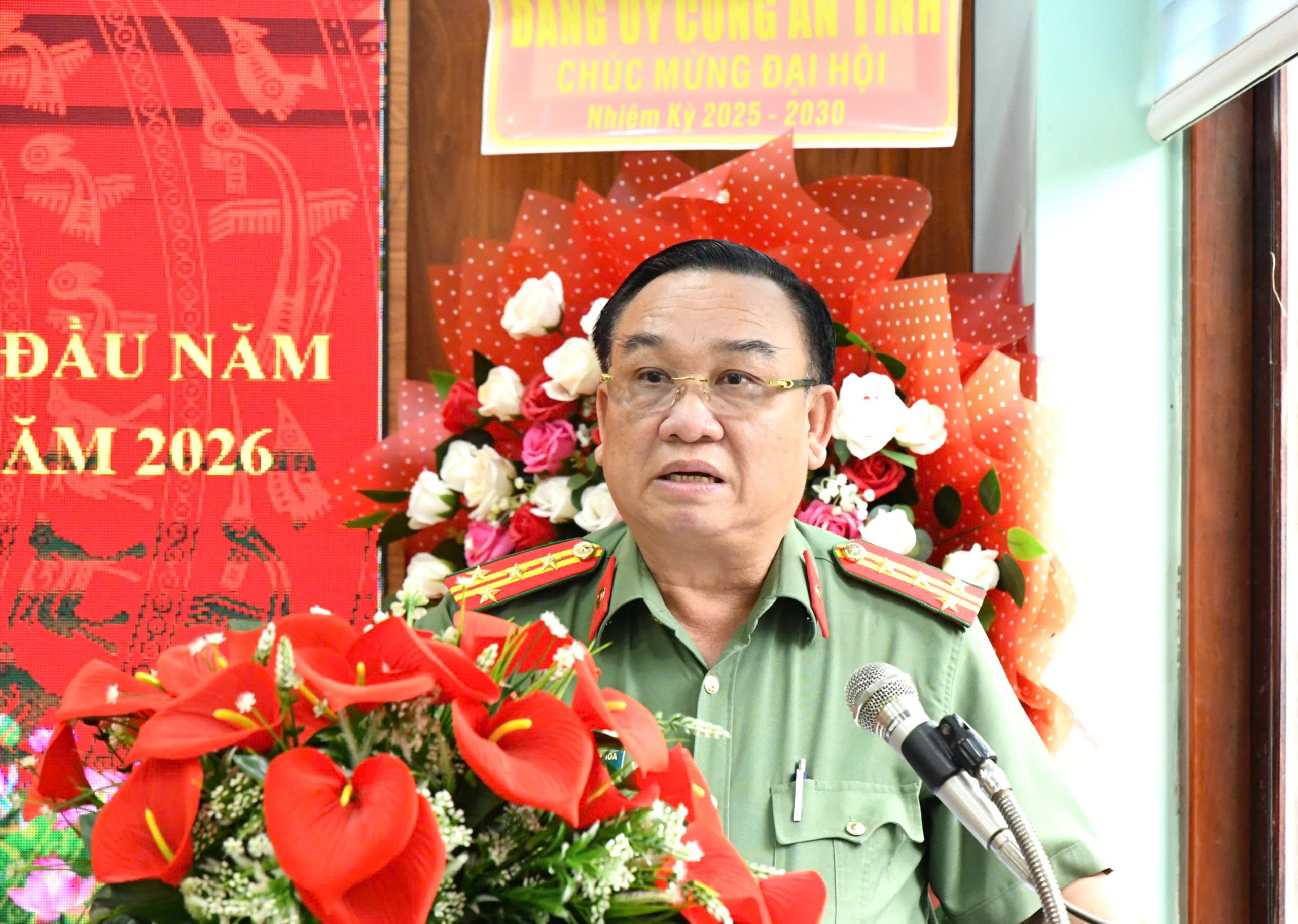 Ảnh 3: Đại tá Ngô Thanh Khoa, Trưởng Phòng Hậu cần Công an tỉnh An Giang, Tổ trưởng Tổ chỉ đạo địa bàn xã Hòn Đất phát biểu chỉ đạo
