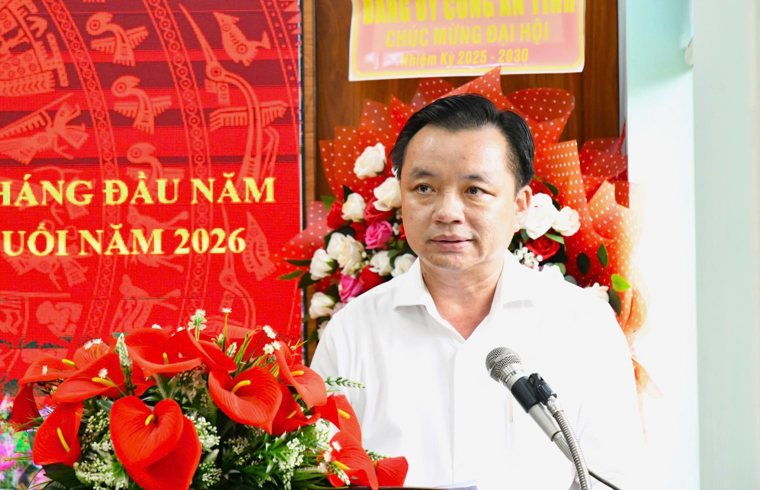 Ảnh 4: đồng chí Dương Minh Tâm - Bí thư Đảng ủy xã Hòn Đất phát biểu chỉ đạo