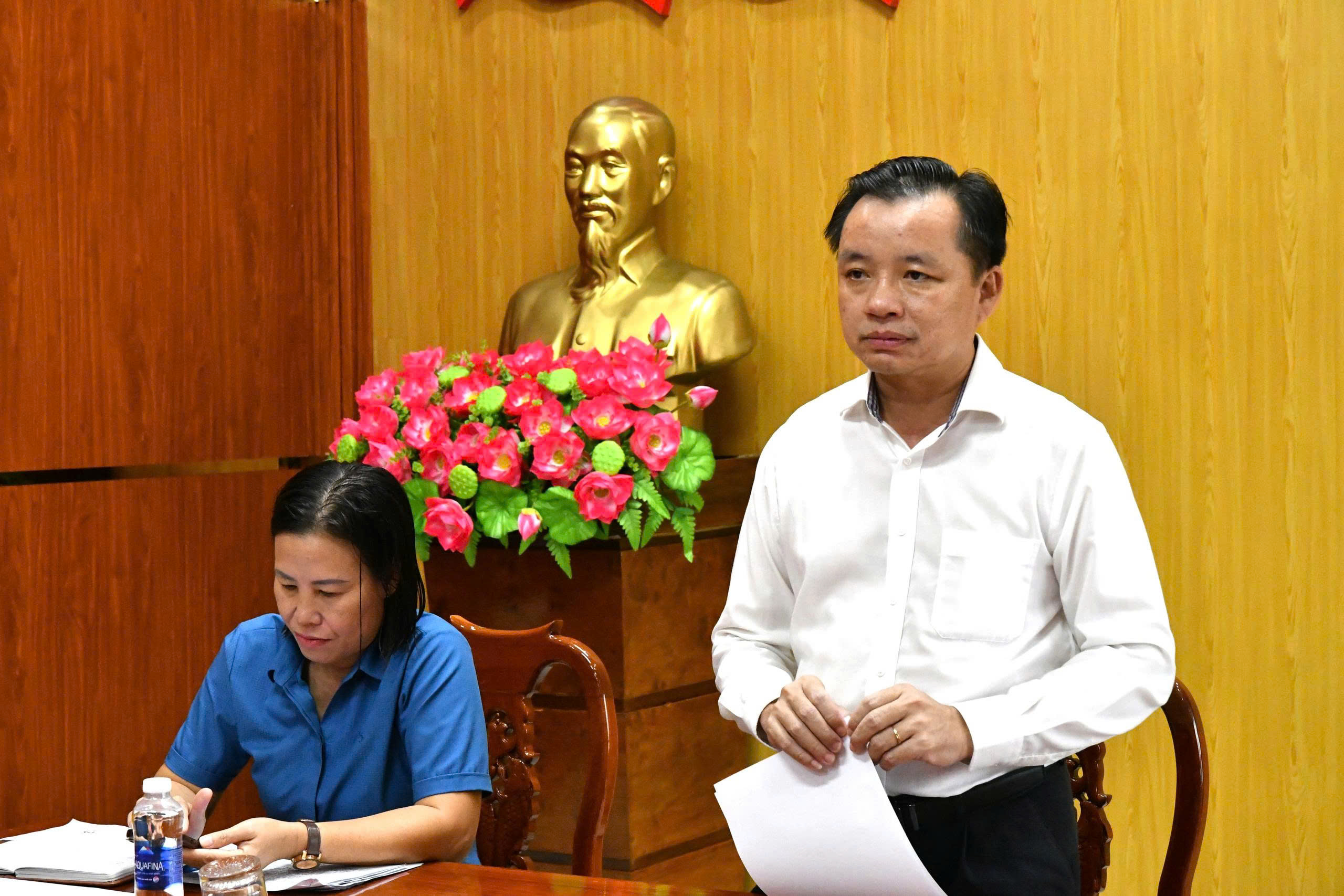 ảnh 2: Đại diện Phòng Kinh tế xã Hòn Đất phát biểu ý kiến