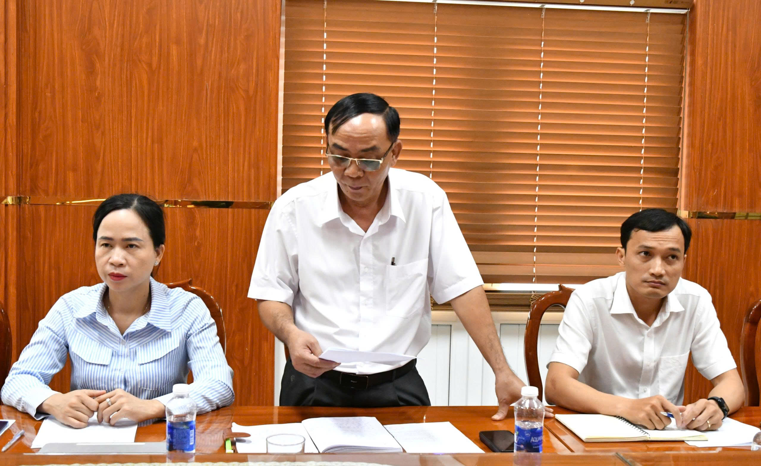 ảnh 2: Đại diện Phòng Kinh tế xã Hòn Đất phát biểu ý kiến