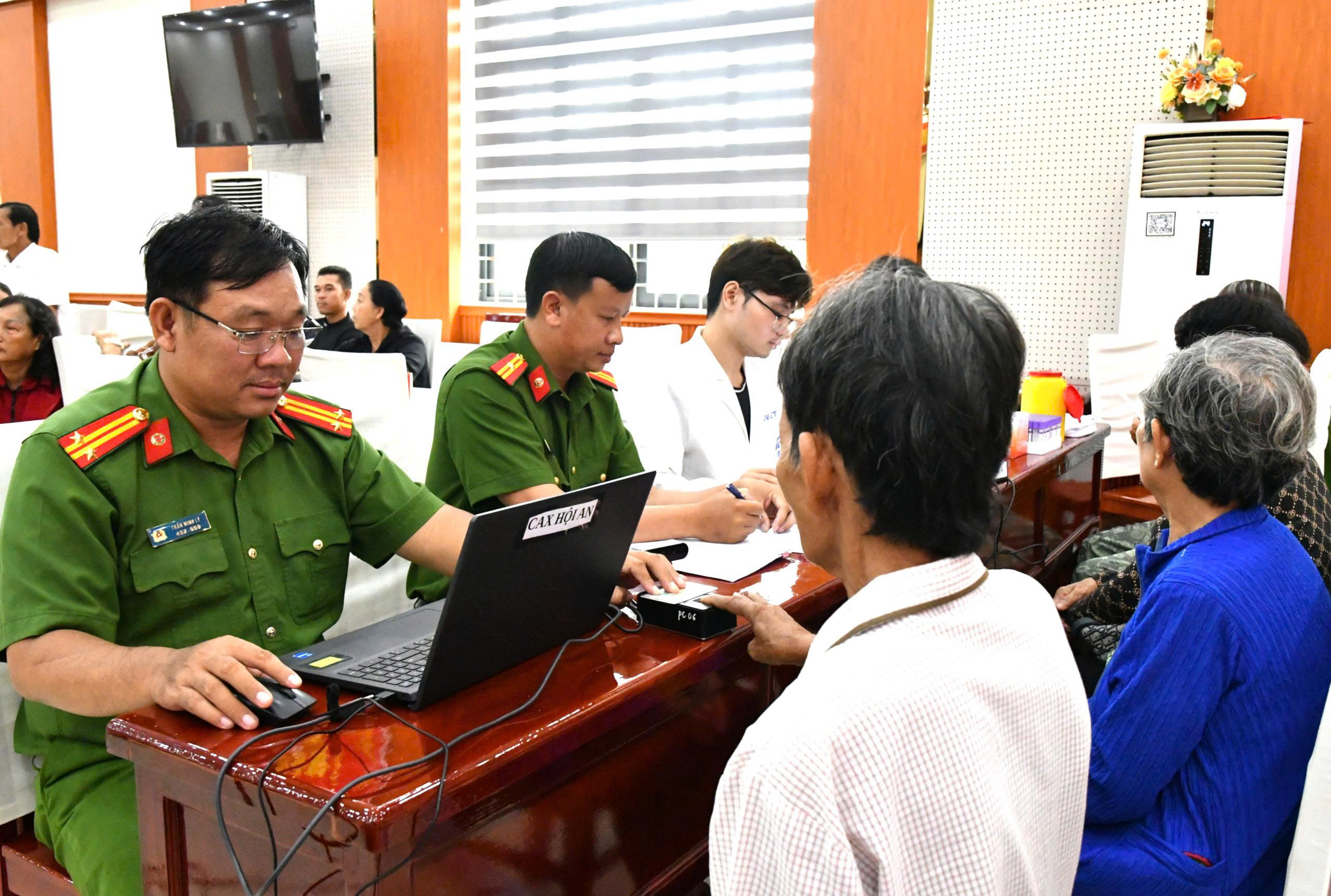 Ảnh 1: Lực lượng chức năng thu nhận ADN của thân nhân các liệt sĩ
