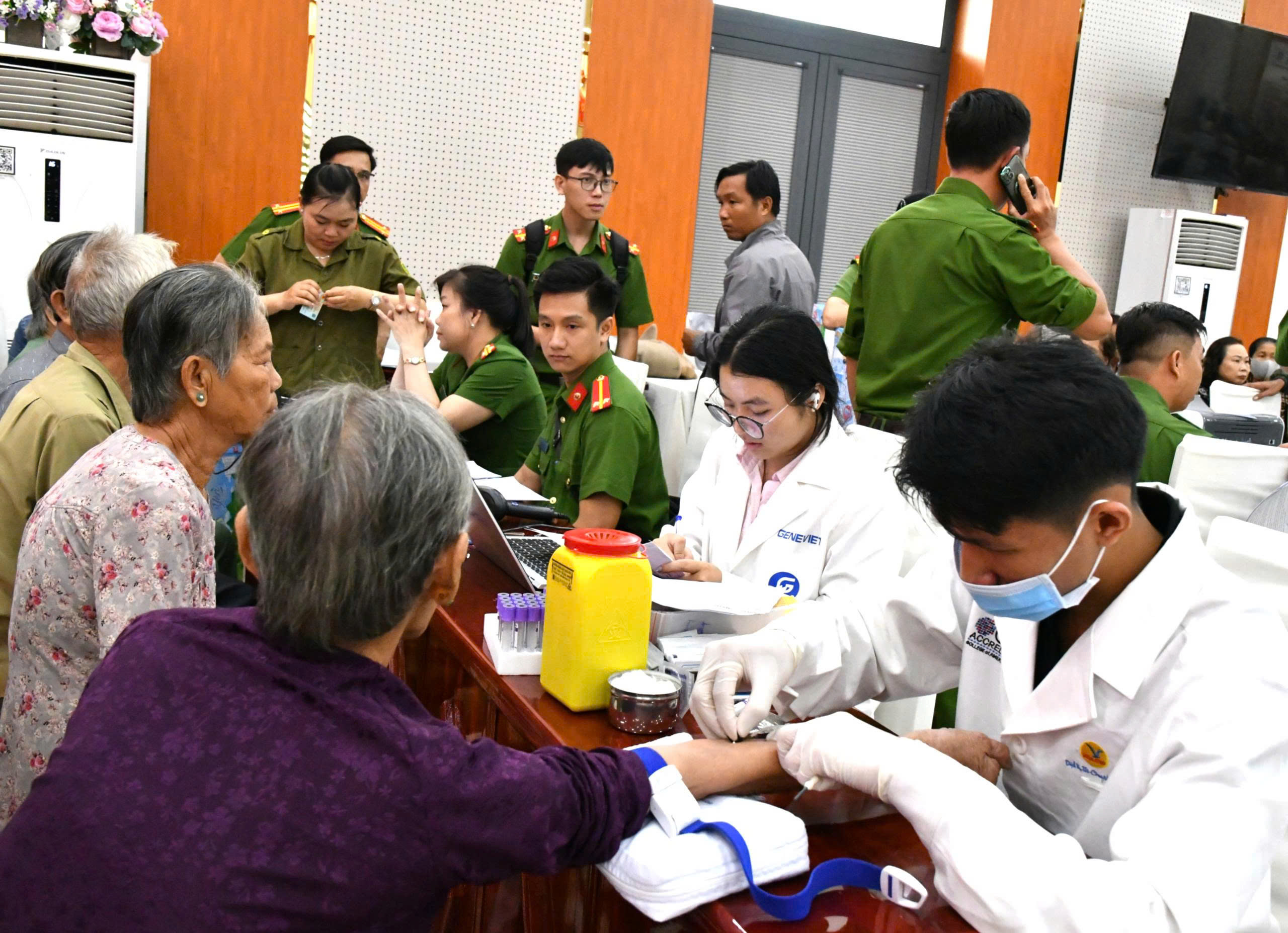 Ảnh 2: Lực lượng công an đang xác thực thông tin của thân nhân các liệt sĩ