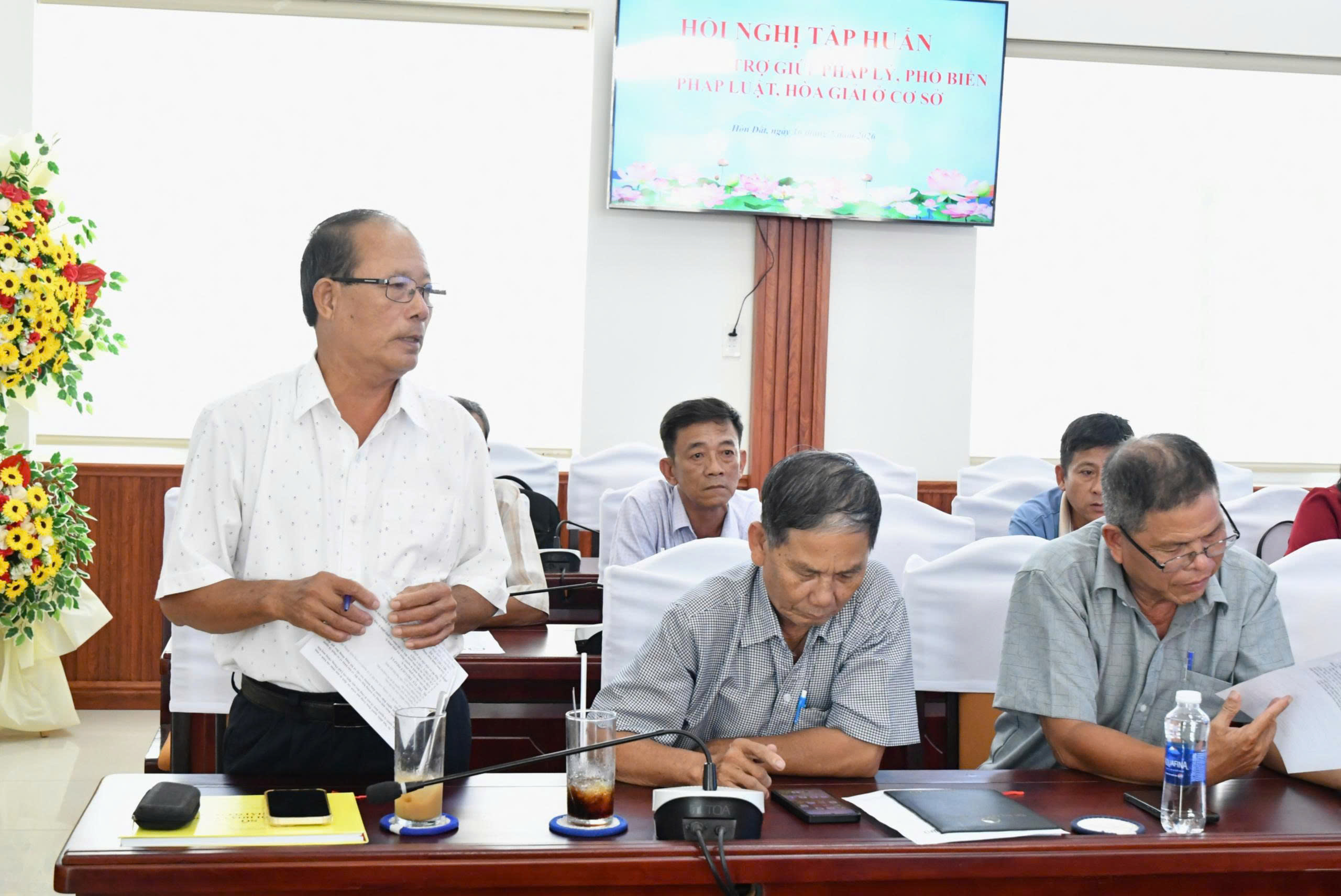 Ảnh 3: Đồng chí Phạm Hữu Đích, Bí thư chi bộ, Trưởng ấp Đường Hòn phát biểu ý kiến tại hội nghị