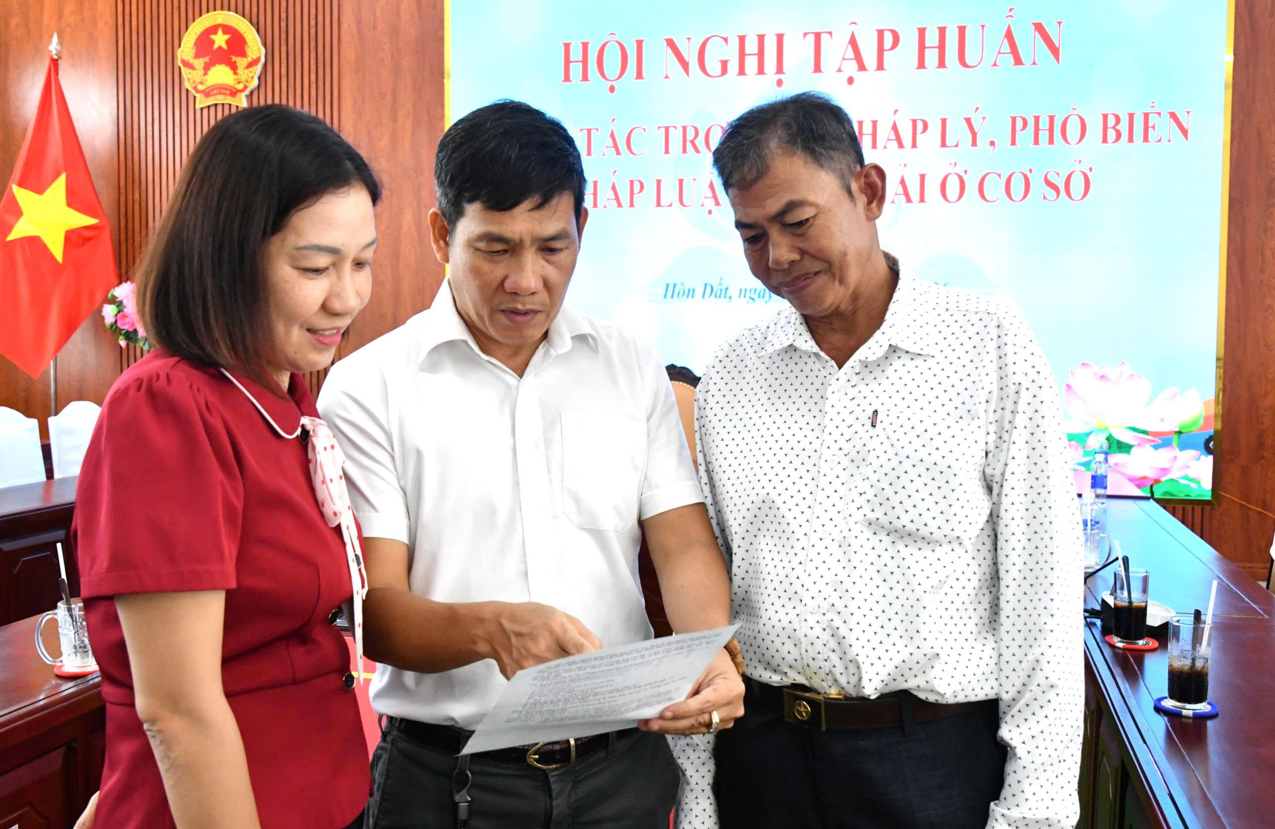 Ảnh 4: đồng chí Trần Duy Khoa - Phó Giám đốc Trung tâm Trợ giúp pháp lý Nhà nước, Sở Tư pháp tỉnh An Giang đang tư vấn, trợ giúp pháp lý