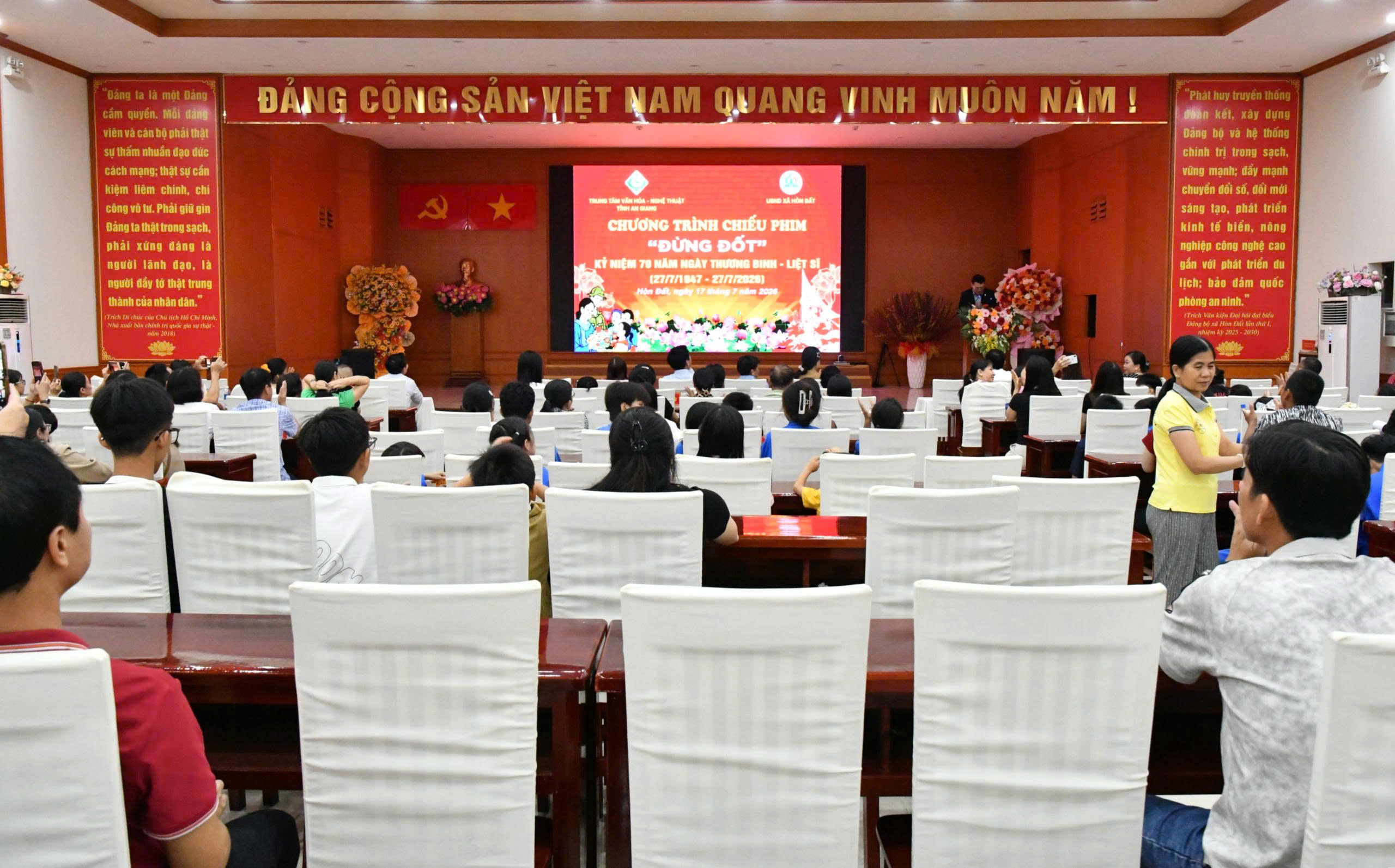 Ảnh 1: Quang cảnh buổi chiếu phim