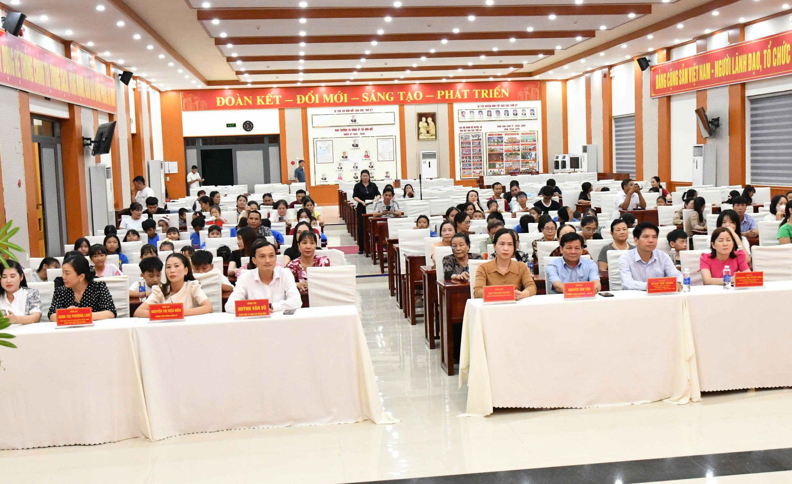 Ảnh 2:  Đại biểu và Nhân dân đang xem phim “Đừng đốt”