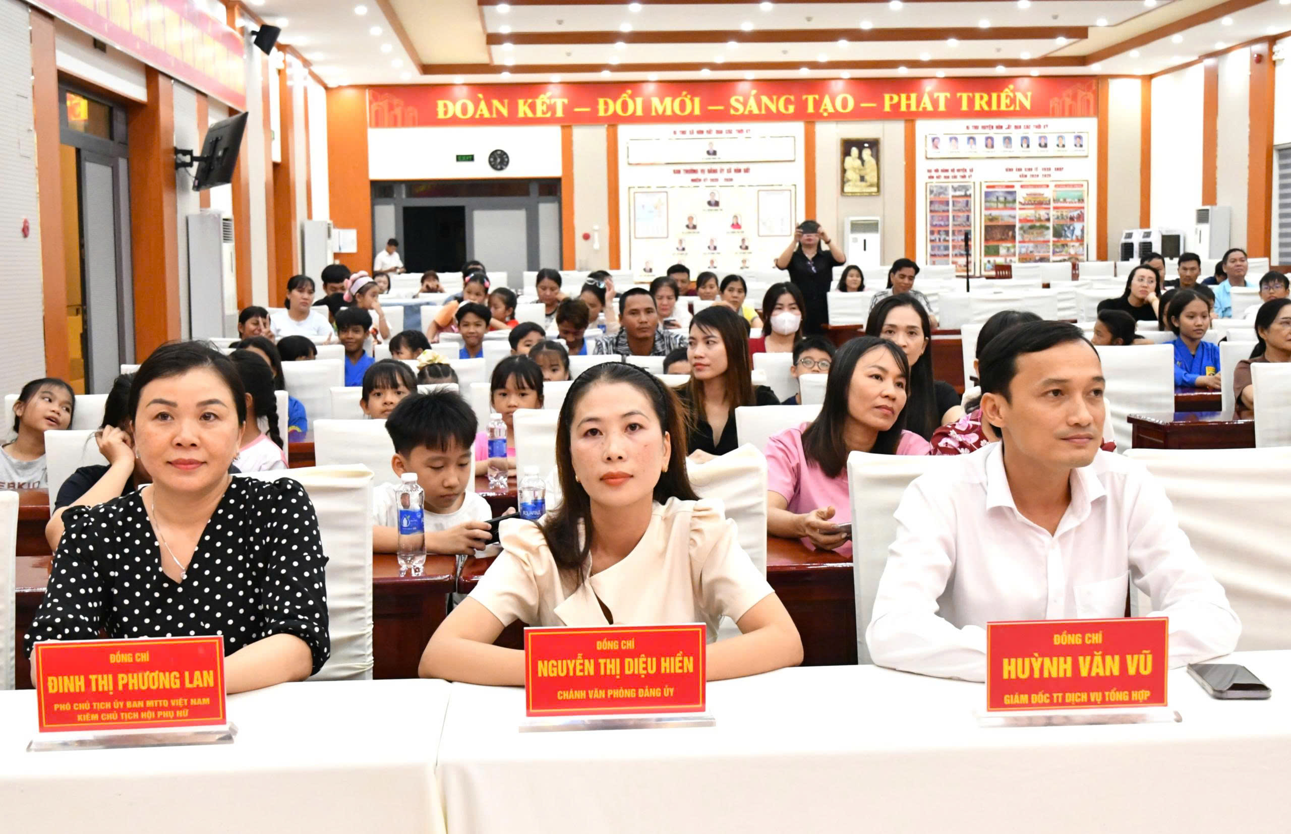 Ảnh 3: Đại biểu và Nhân dân đang xem phim “Đừng đốt”