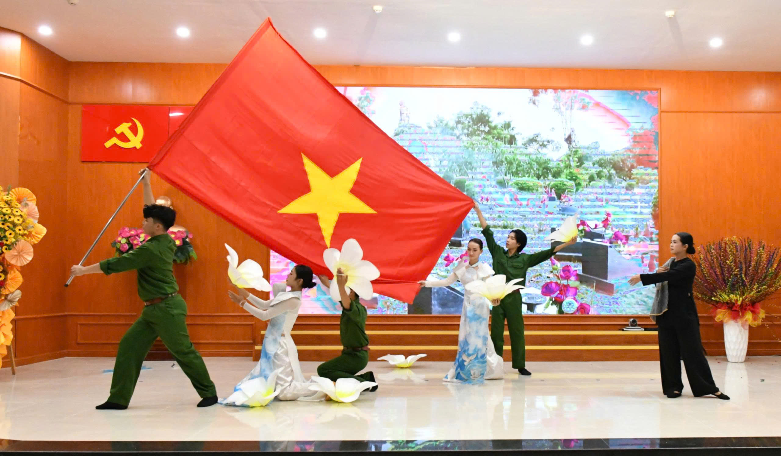 Ảnh 1: Tiết mục văn nghệ “Linh thiêng Việt Nam” .