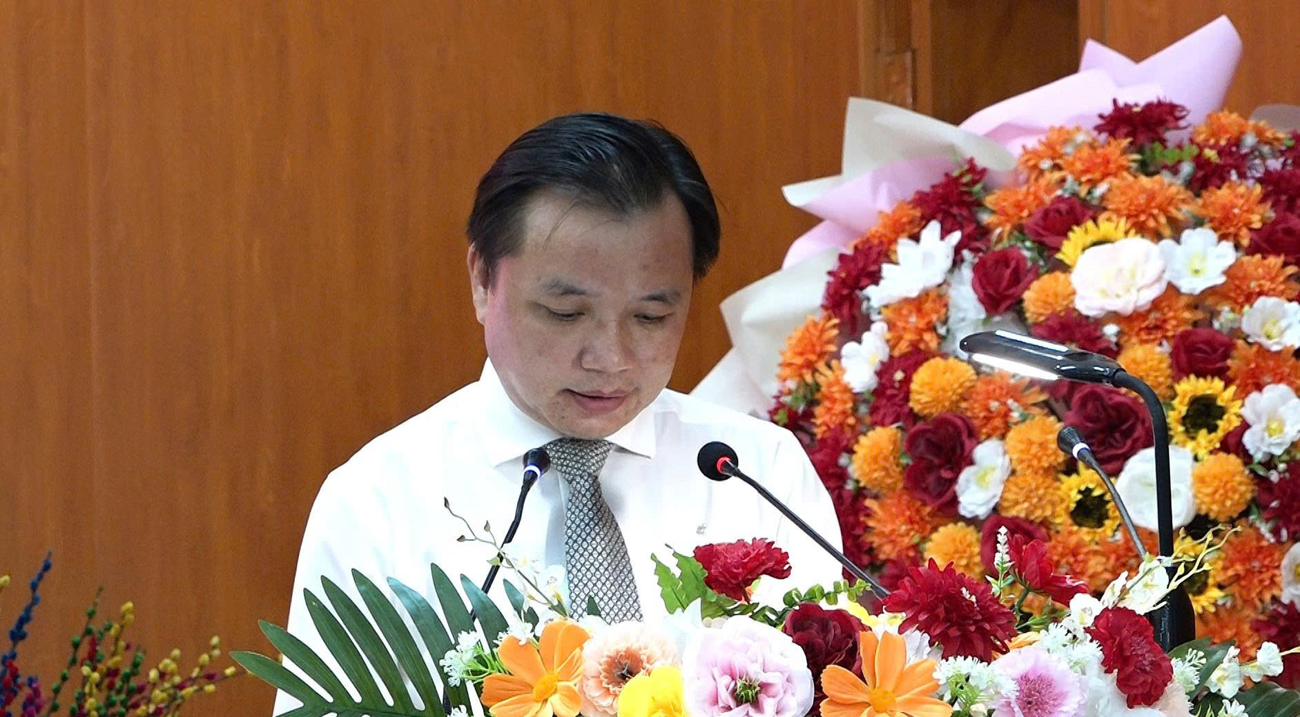 Ảnh 2: Đồng chí Dương Minh Tâm – Bí thư Đảng ủy xã Hòn Đất phát biểu tri ân.