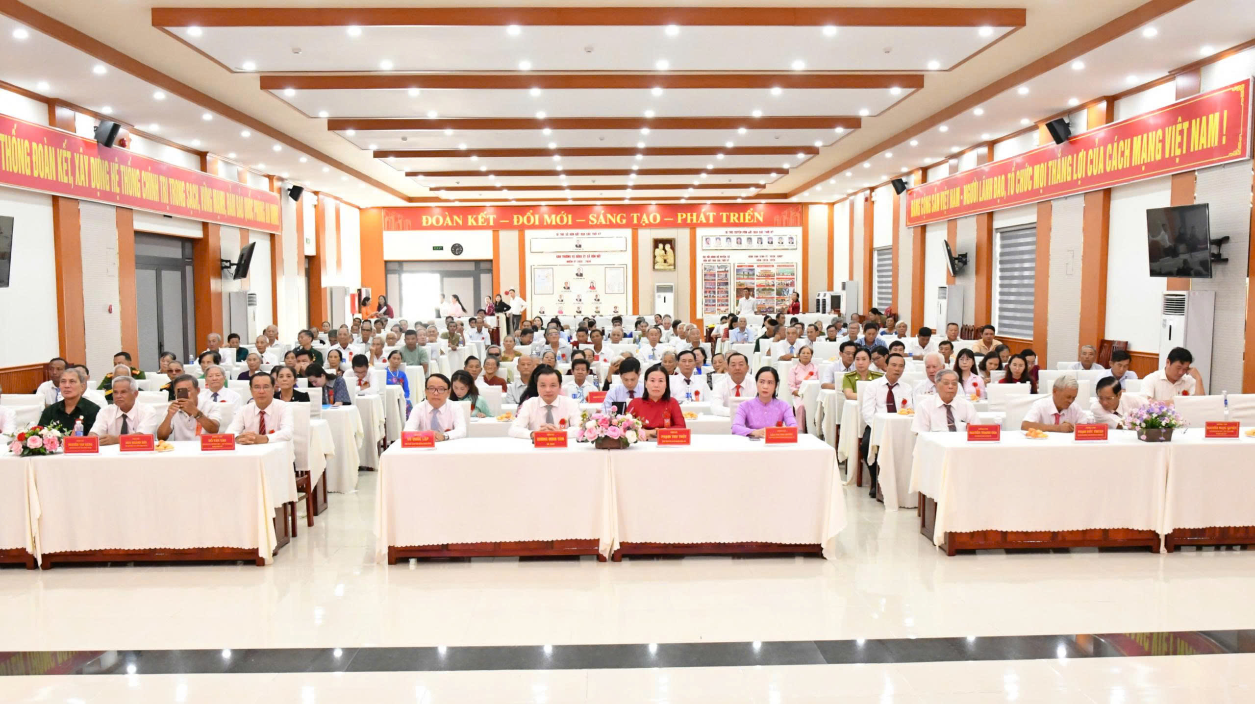Ảnh 3: Quang cảnh buổi họp mặt kỷ niệm 79 năm Ngày Thương binh - Liệt sĩ (27/7/1947 - 27/7/2026).