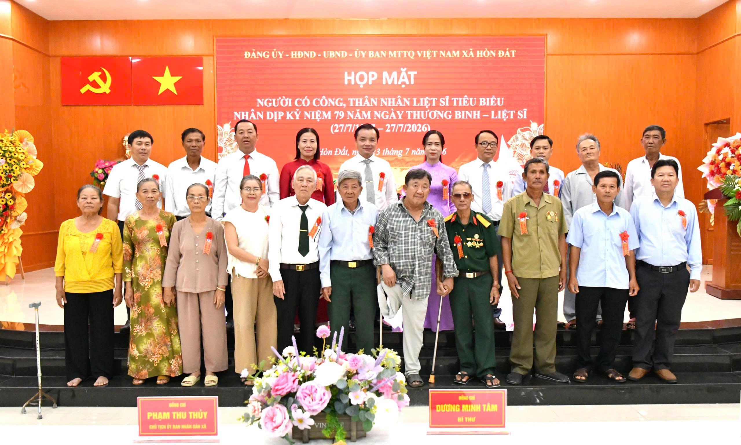 Ảnh 4, 5, 6: Lãnh đạo xã Hòn Đất chụp ảnh lưu niệm cùng các đại biểu tham dự buổi họp mặt nhân kỷ niệm 79 năm Ngày Thương binh - Liệt sĩ (27/7/1947 - 27/7/2026)./.