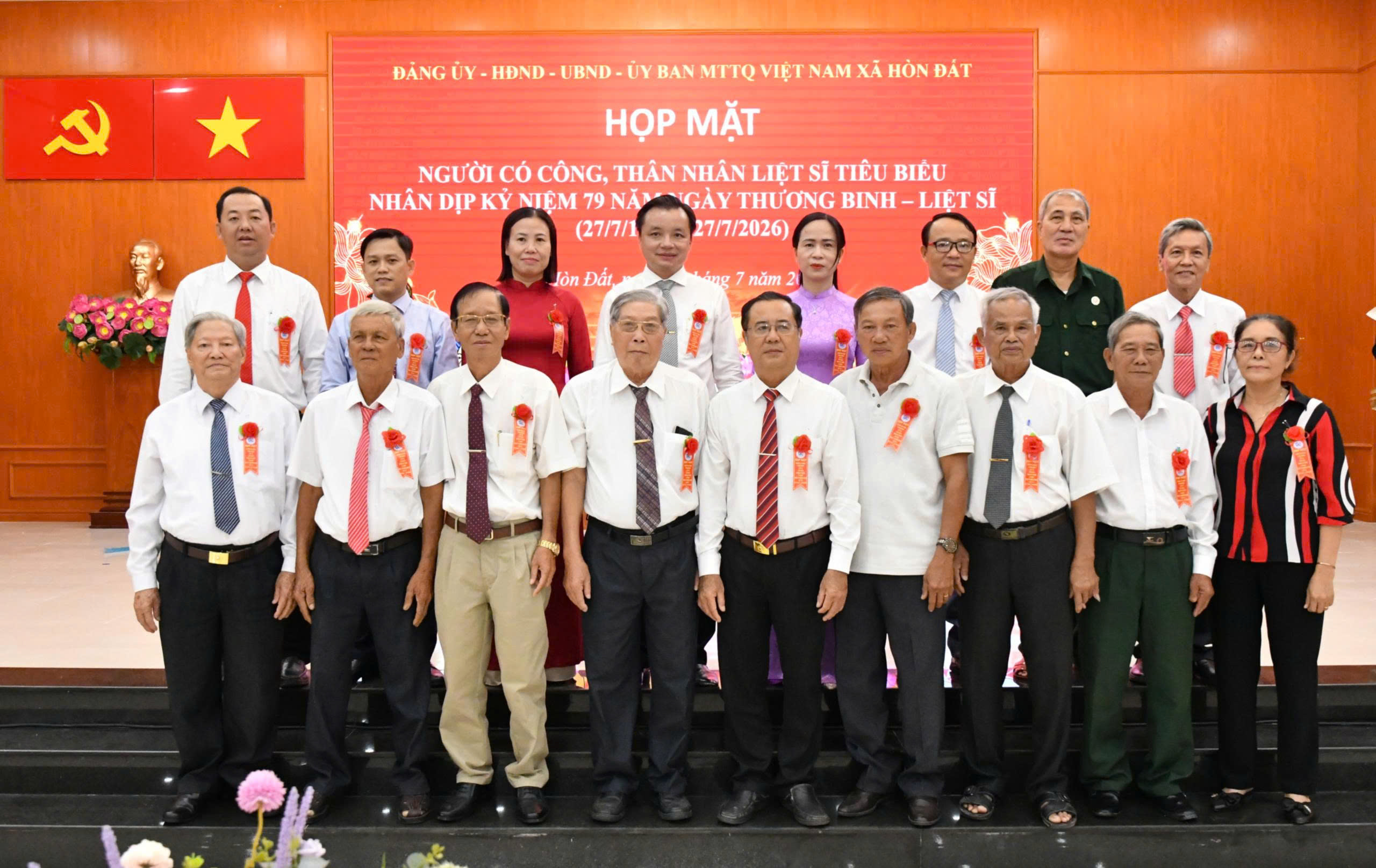 Ảnh 4, 5, 6: Lãnh đạo xã Hòn Đất chụp ảnh lưu niệm cùng các đại biểu tham dự buổi họp mặt nhân kỷ niệm 79 năm Ngày Thương binh - Liệt sĩ (27/7/1947 - 27/7/2026)./.