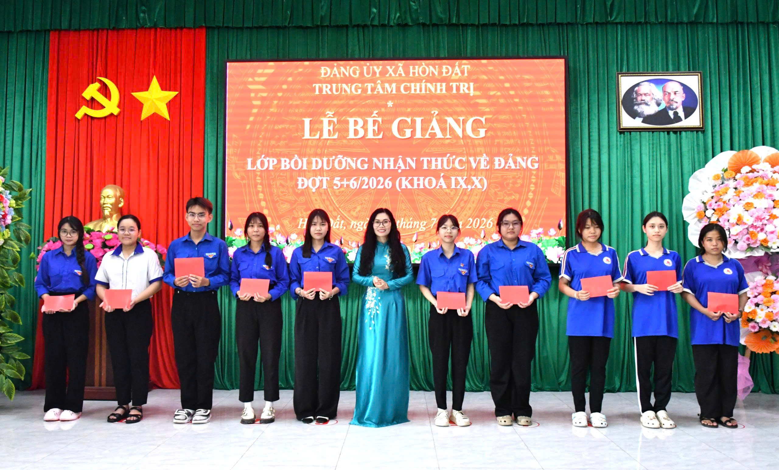 Ảnh 1: Đồng chí Trần Thị Ngọc Trầm - Ủy viên Ban Chấp hành Đảng bộ, Giám đốc Trung tâm Chính trị xã Hòn Đất trao giấy chứng nhận cho các học viên.