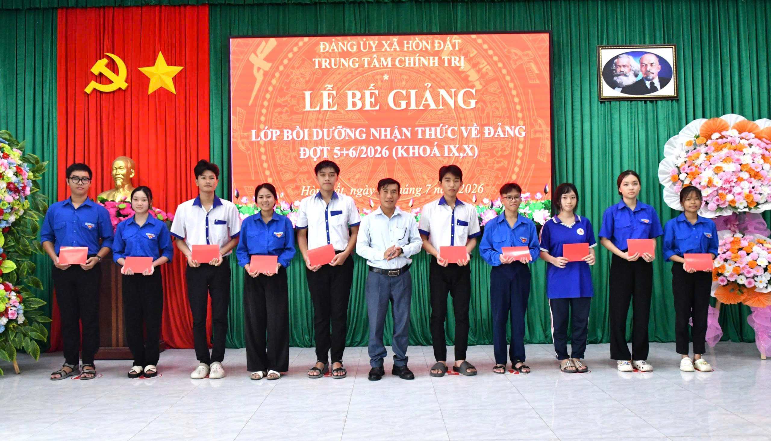 Ảnh 2: Đồng chí Đinh Văn Tâm – Phó Trưởng Ban Xây dựng Đảng Hòn Đất trao giấy chứng nhận cho các học viên