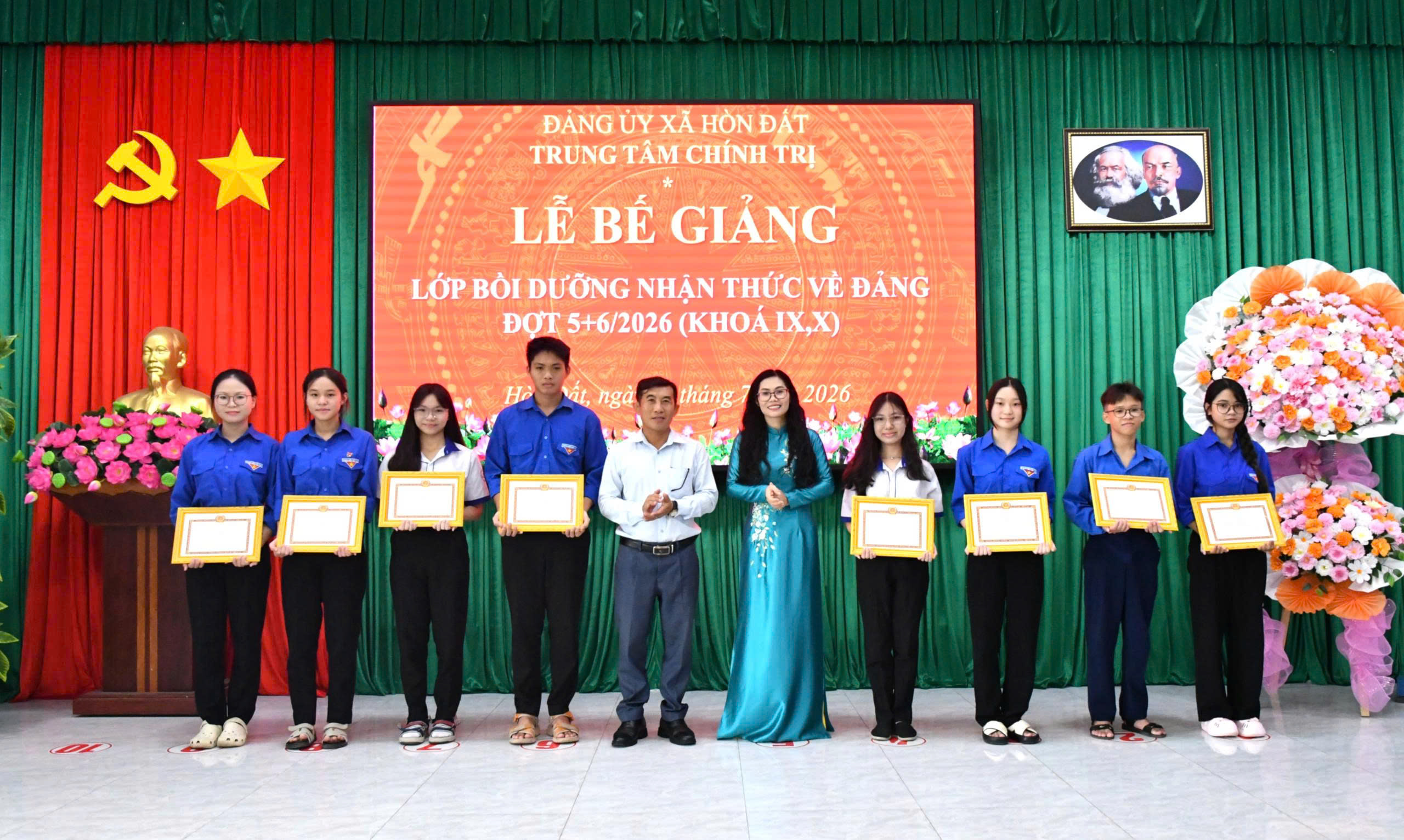 Ảnh 3: Đồng chí Trần Thị Ngọc Trầm - Ủy viên Ban Chấp hành Đảng bộ, Giám đốc Trung tâm Chính trị xã Hòn Đất và đồng chí Đinh Văn Tâm – Phó Trưởng Ban Xây dựng Đảng trao giấy khen cho các học viên