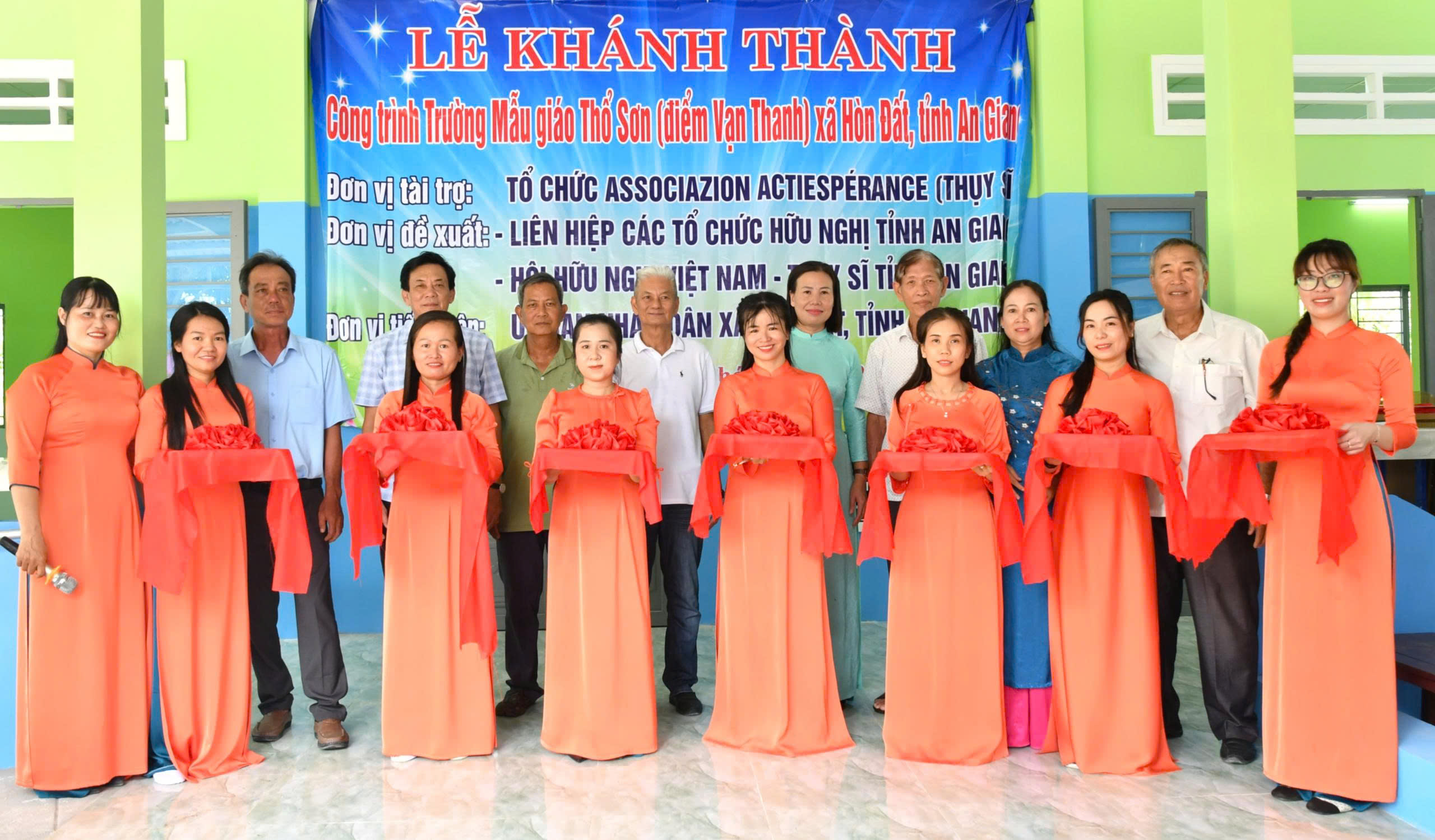 Ảnh 1: Các đại biểu thực hiện nghi thức cắt băng khánh thành, đưa vào sử dụng 02 phòng học mới tại Trường Mầm non Thổ Sơn (điểm Vạn Thanh), xã Hòn Đất.