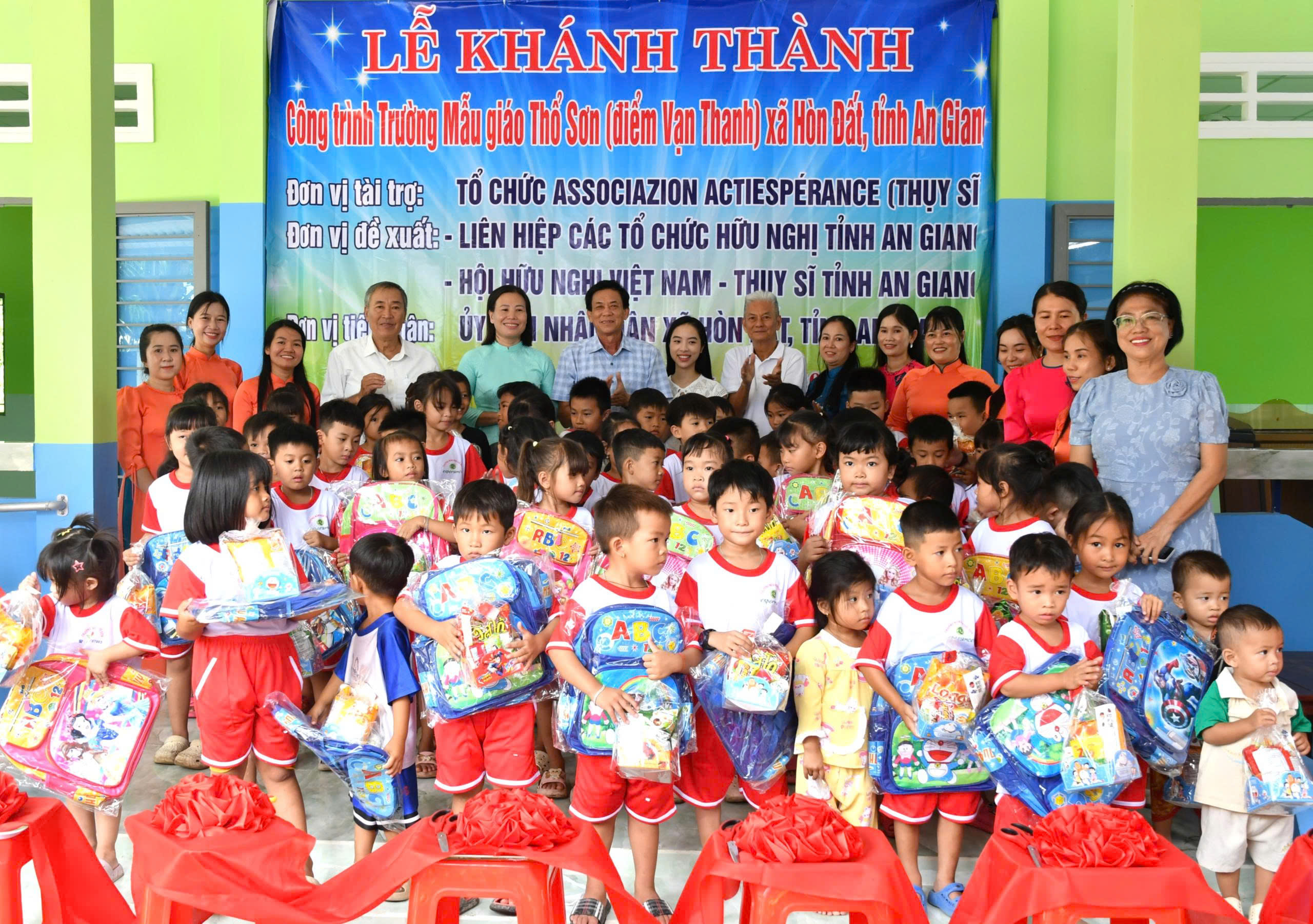 Ảnh 4: Đại biểu trao tặng quà cho các em học sinh điểm trường Vạn Thanh