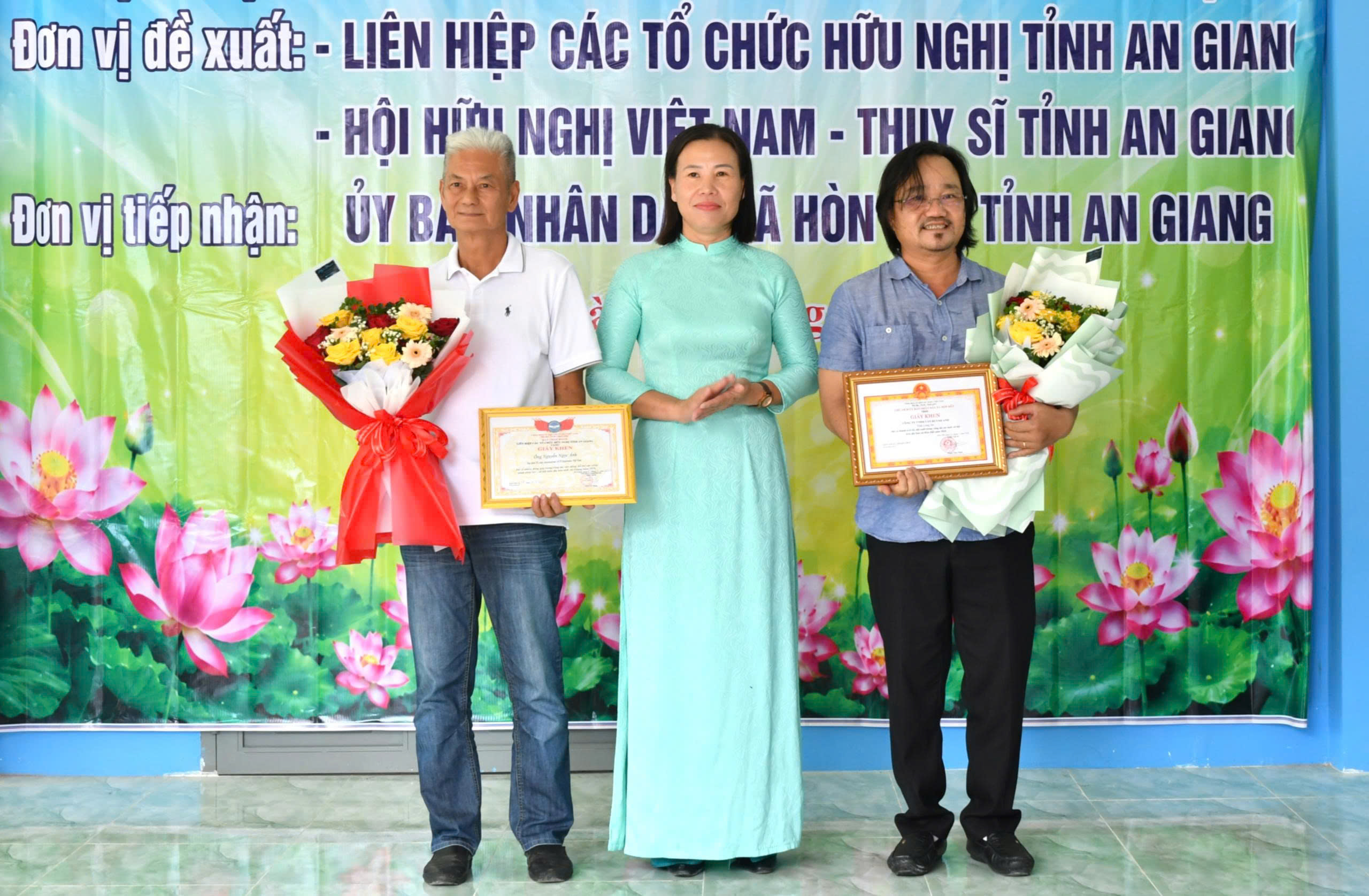 Ảnh 2: Đồng chí Phạm Thu Thủy – Phó Bí thư Đảng ủy, Chủ tịch Ủy ban nhân dân xã Hòn Đất trao Giấy khen cho 02 tập thể có nhiều đóng góp trong việc tài trợ xây dựng 02 phòng học tại Trường Mầm non Thổ Sơn (điểm Vạn Thanh).