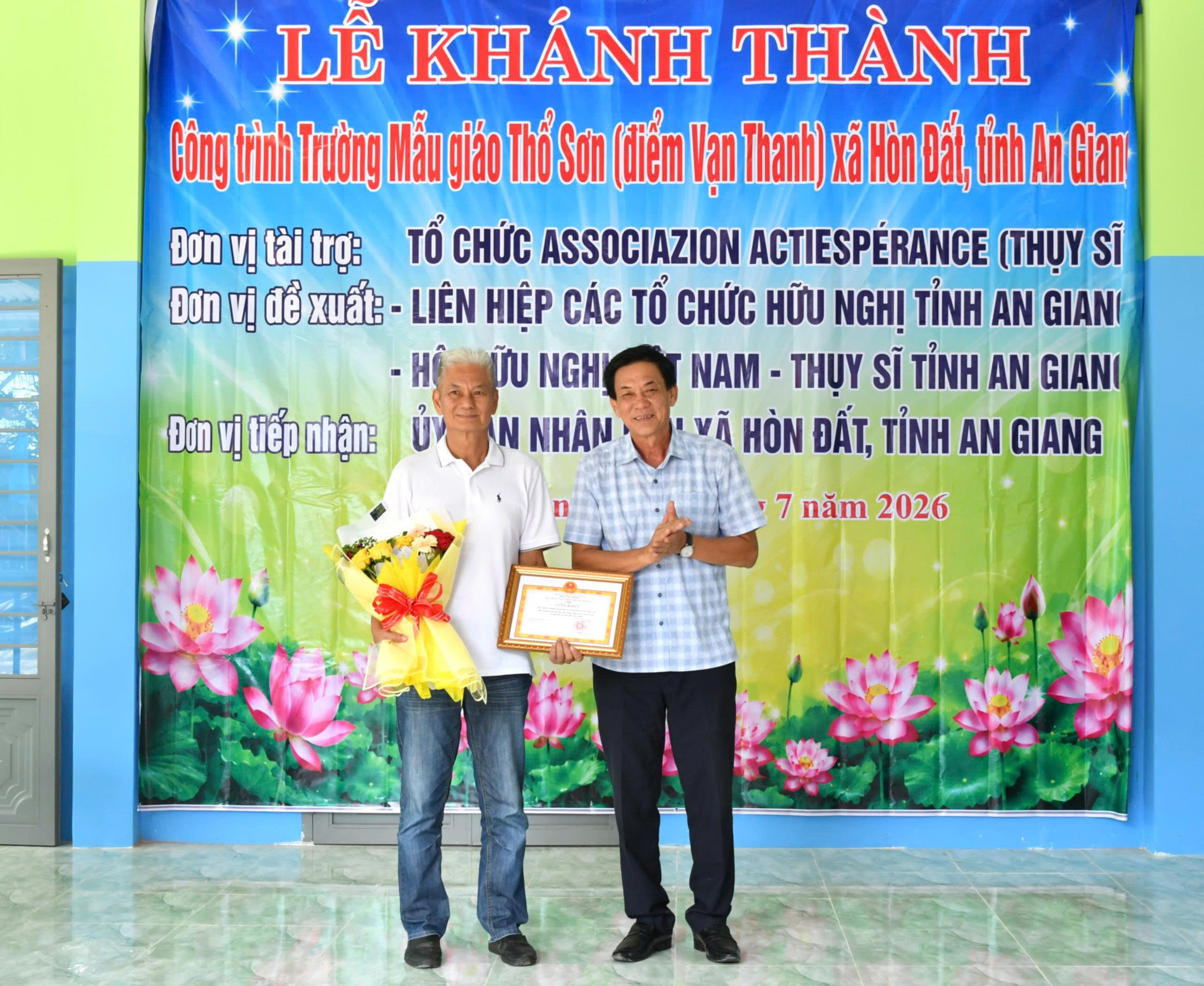 Ảnh 3: Ông Trần Chí Dũng – Chủ tịch Liên hiệp các tổ chức Hữu nghị tỉnh An Giang trao Giấy khen cho ông Nguyễn Ngọc Ánh, đại diện Tổ chức Associazione ACTI Espérance tại Việt Nam, ghi nhận những đóng góp tích cực trong công tác vận động, hỗ trợ xây dựng các công trình phúc lợi xã hội trên địa bàn tỉnh An Giang năm 2026.