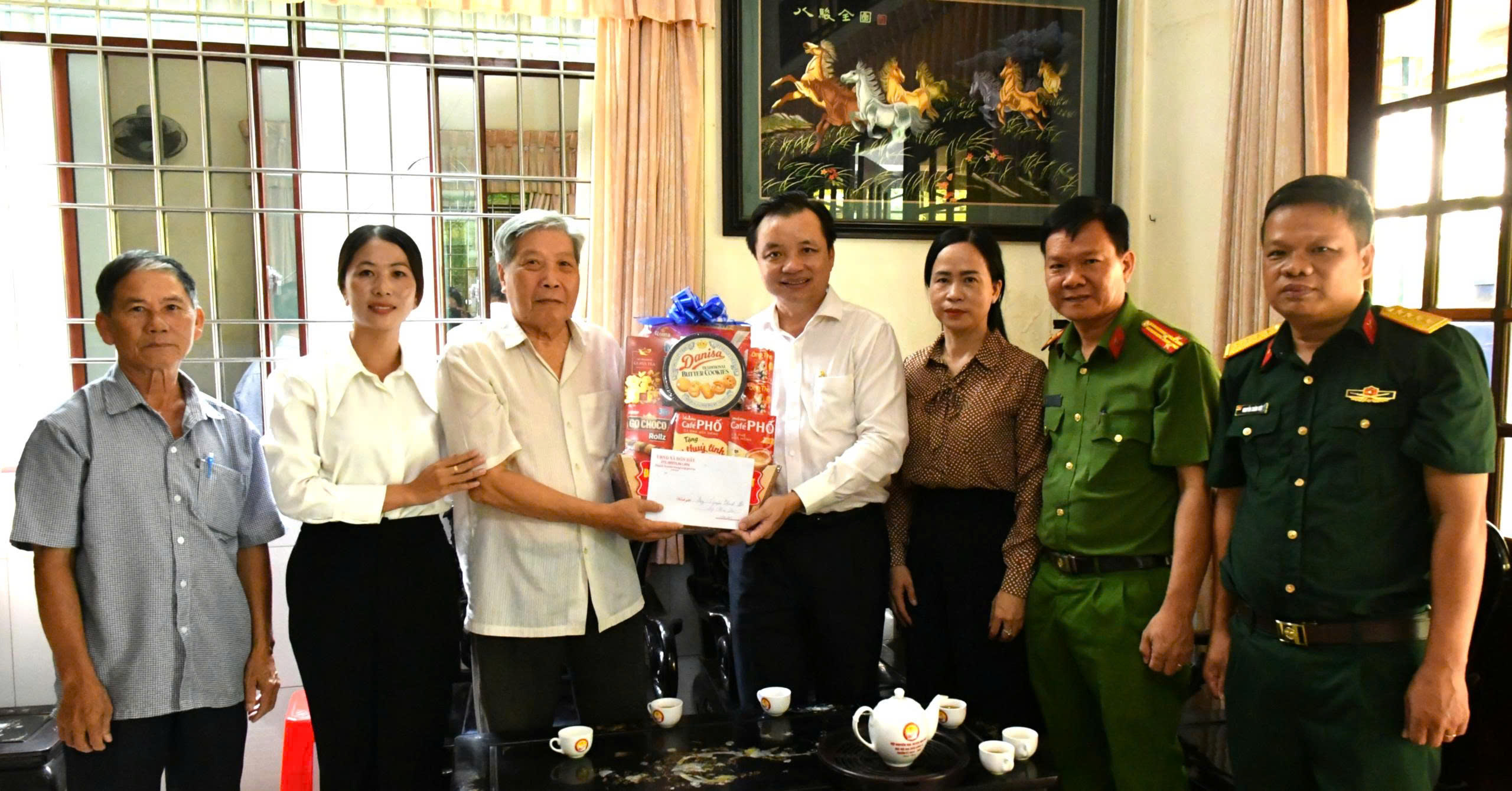 Ảnh 3: Bí thư Đảng ủy xã Hòn Đất Dương Minh Tâm tặng quà cho gia đình ông Nguyễn Thanh Hòa, ấp Chòm Sao