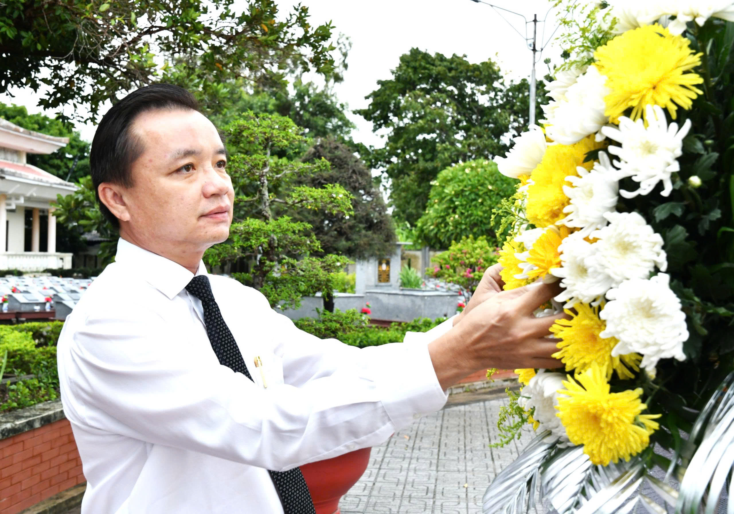 Ảnh 1: Bí thư Đảng ủy xã Hòn Đất Dương Minh Tâm thực hiện nghi thức trình hoa