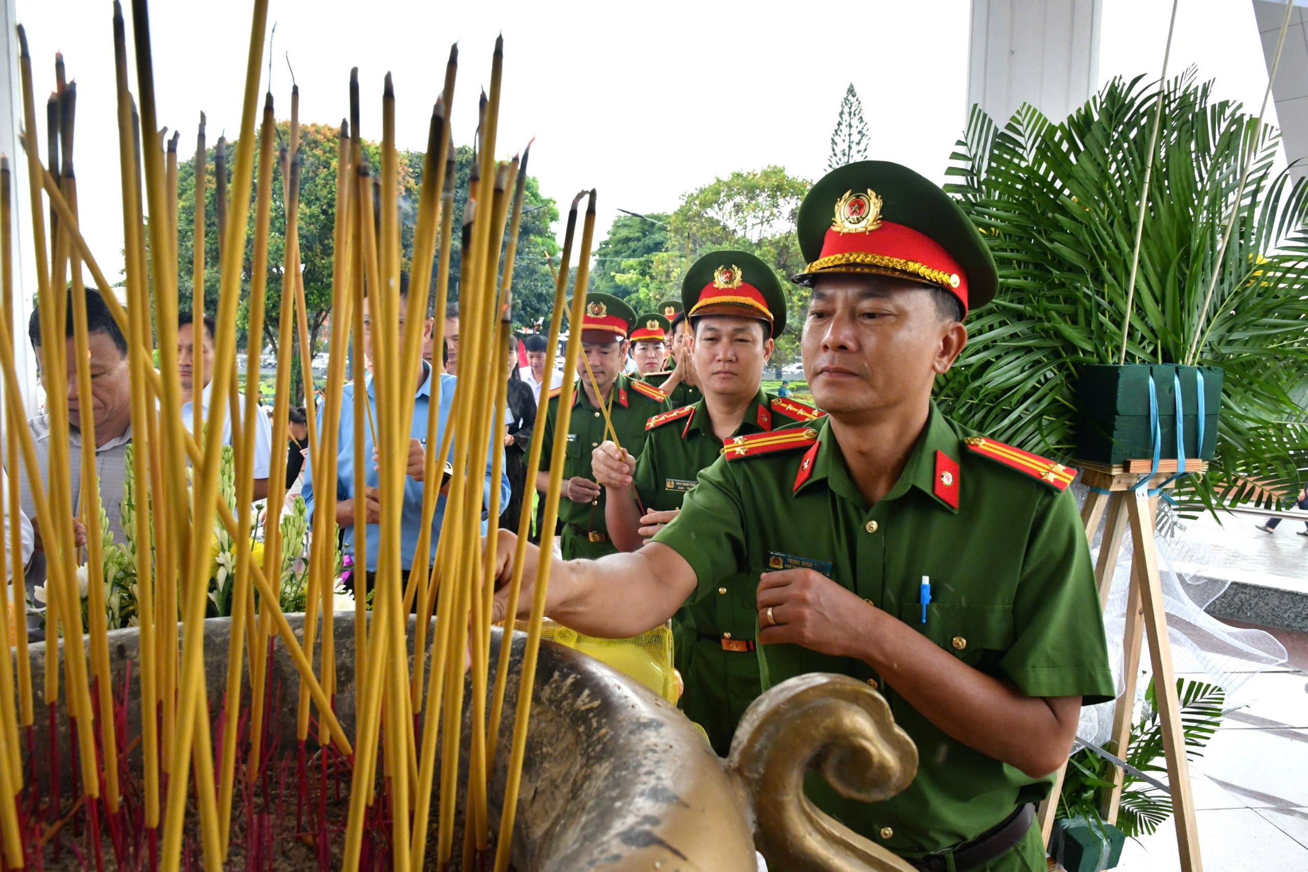 Ảnh 3: Các đại biểu dâng hương