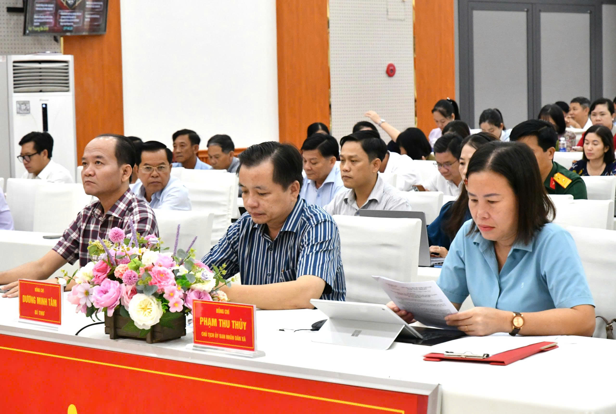 Ảnh 2: Các đại biểu đang tiếp thu Nghị quyết Hội nghị Trung ương 3 khóa XIV