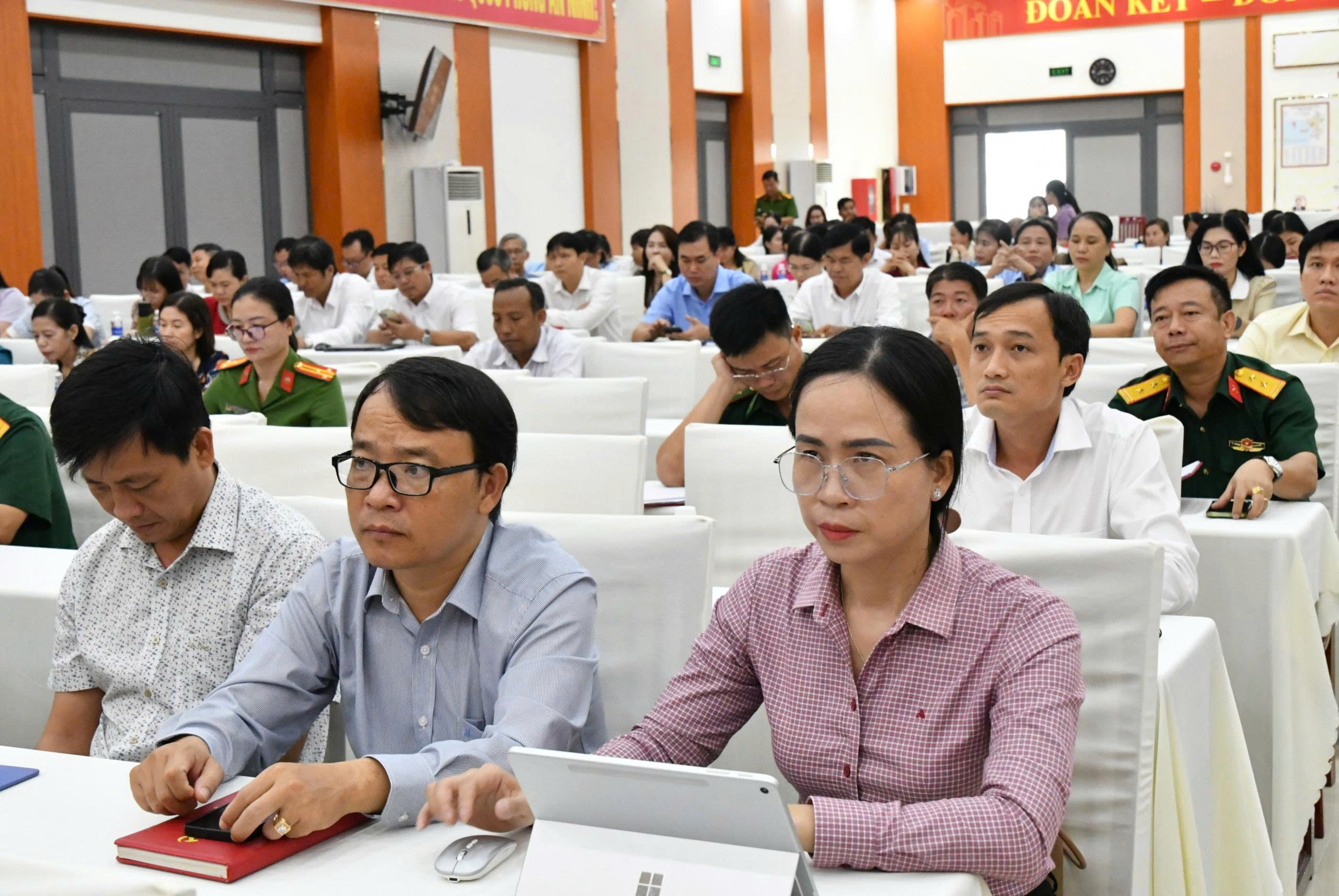 Ảnh 3: Các đại biểu đang tiếp thu Nghị quyết Hội nghị Trung ương 3 khóa XIV