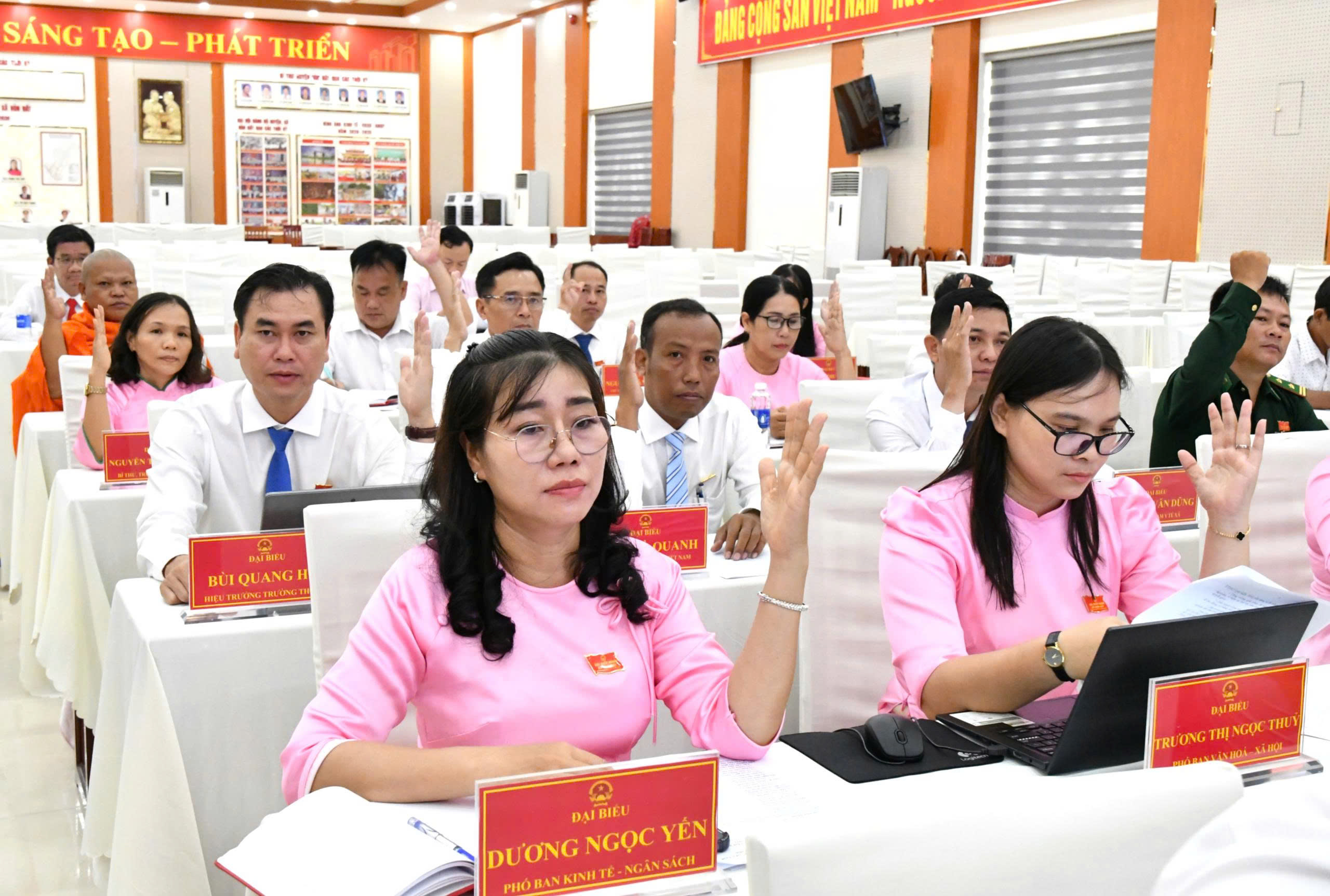 Ảnh 3: Đại biểu biểu quyết thông qua các nghị quyết