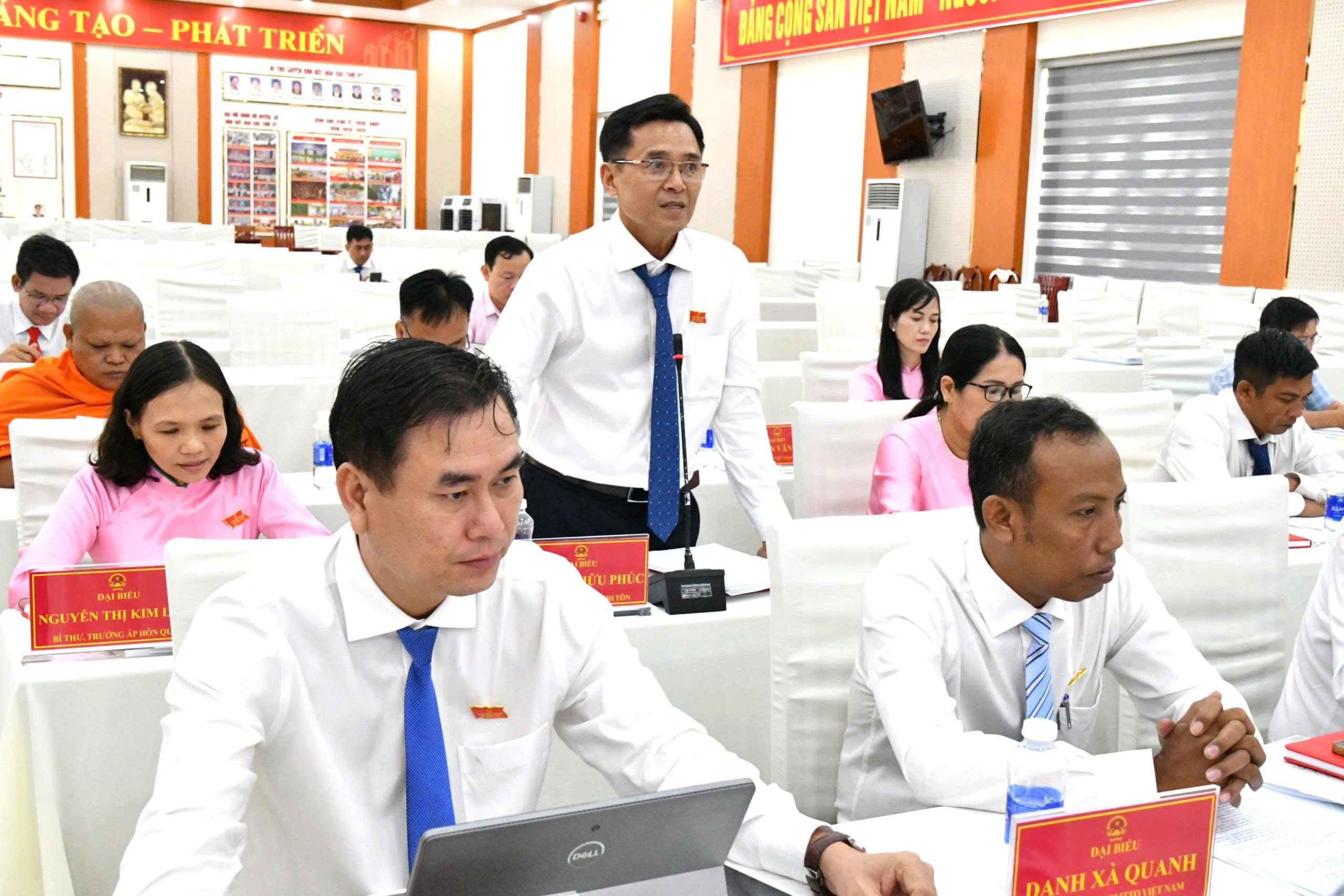 Ảnh 2: Đại biểu chất vấn tại kỳ họp