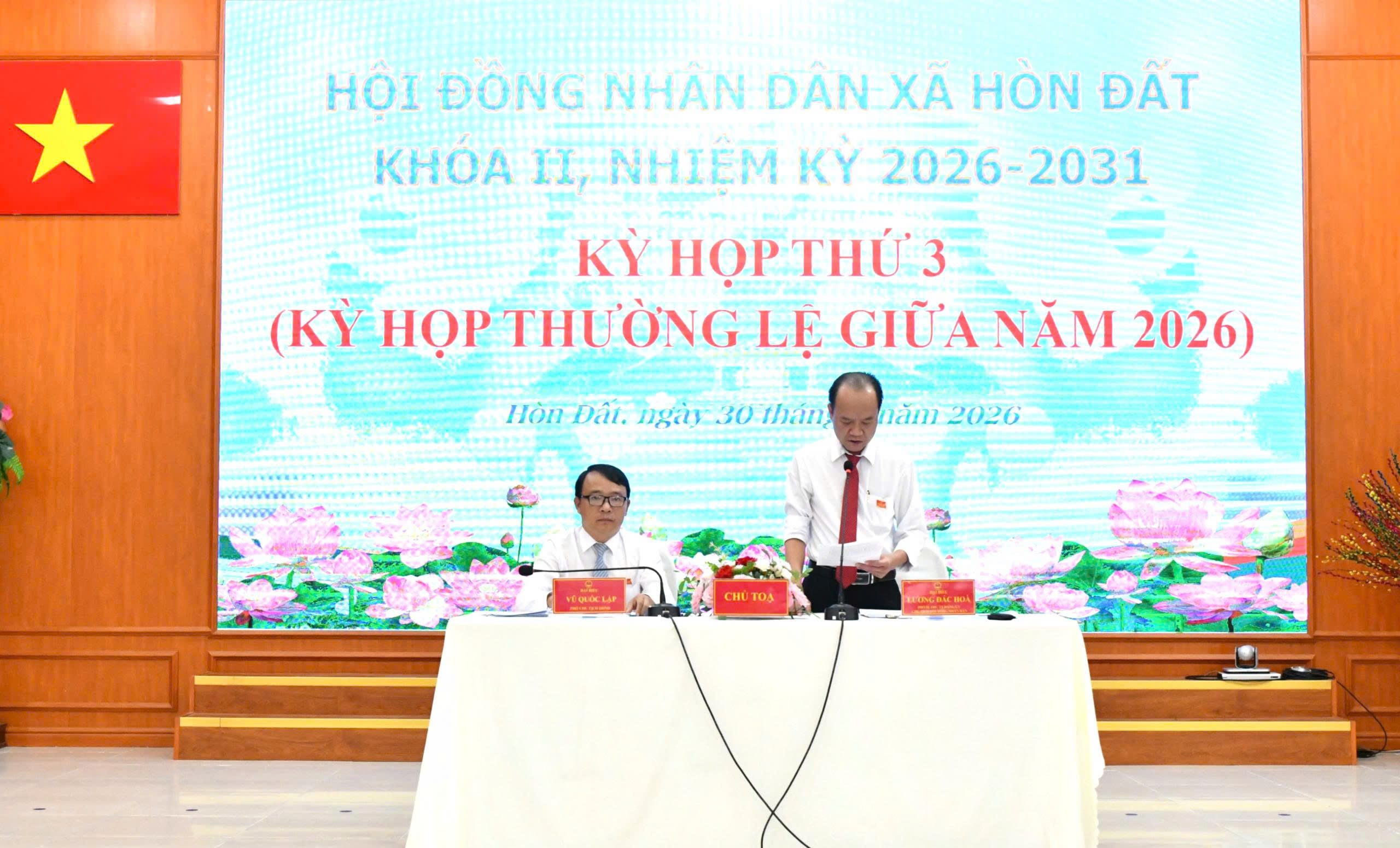 Ảnh 3: Đồng chí Lương Đắt Hòa, Phó Bí thư Thường trực Đảng ủy, Chủ tịch HĐND xã Hòn Đất phát biểu bế mạc kỳ họp