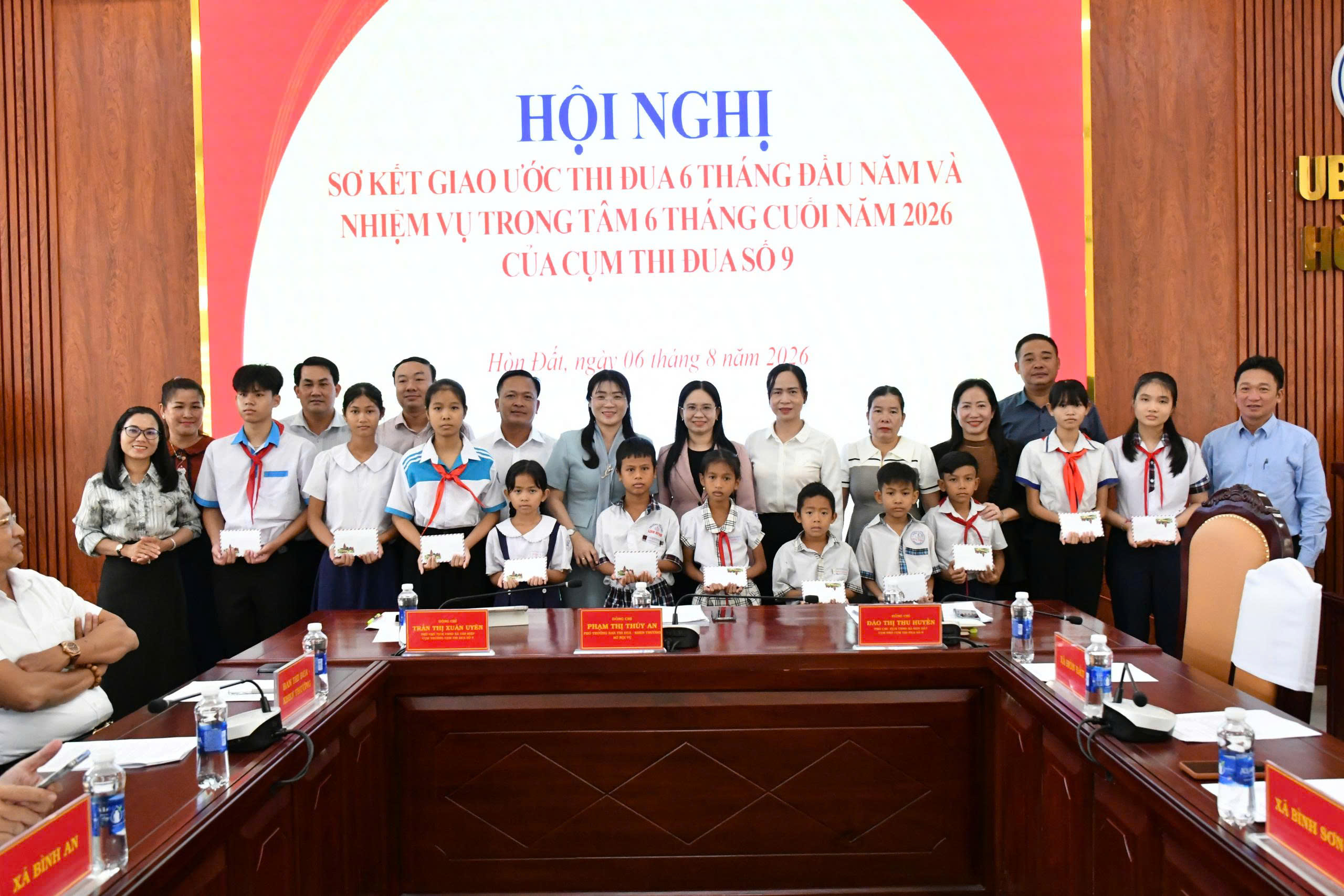 Ảnh 3: Cụm thi đua số 9 trao 11 suất quà cho học sinh nghèo vượt khó