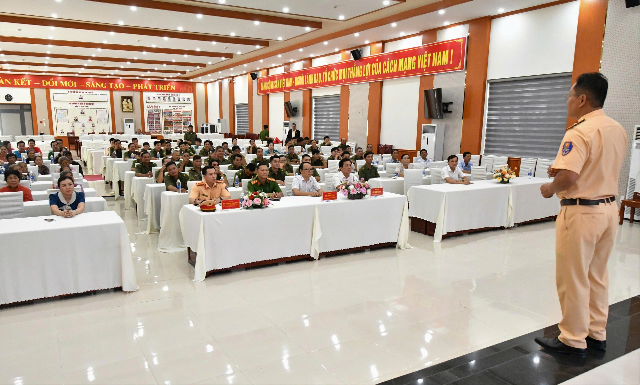 Ảnh 1: Quang cảnh buổi tuyên truyền