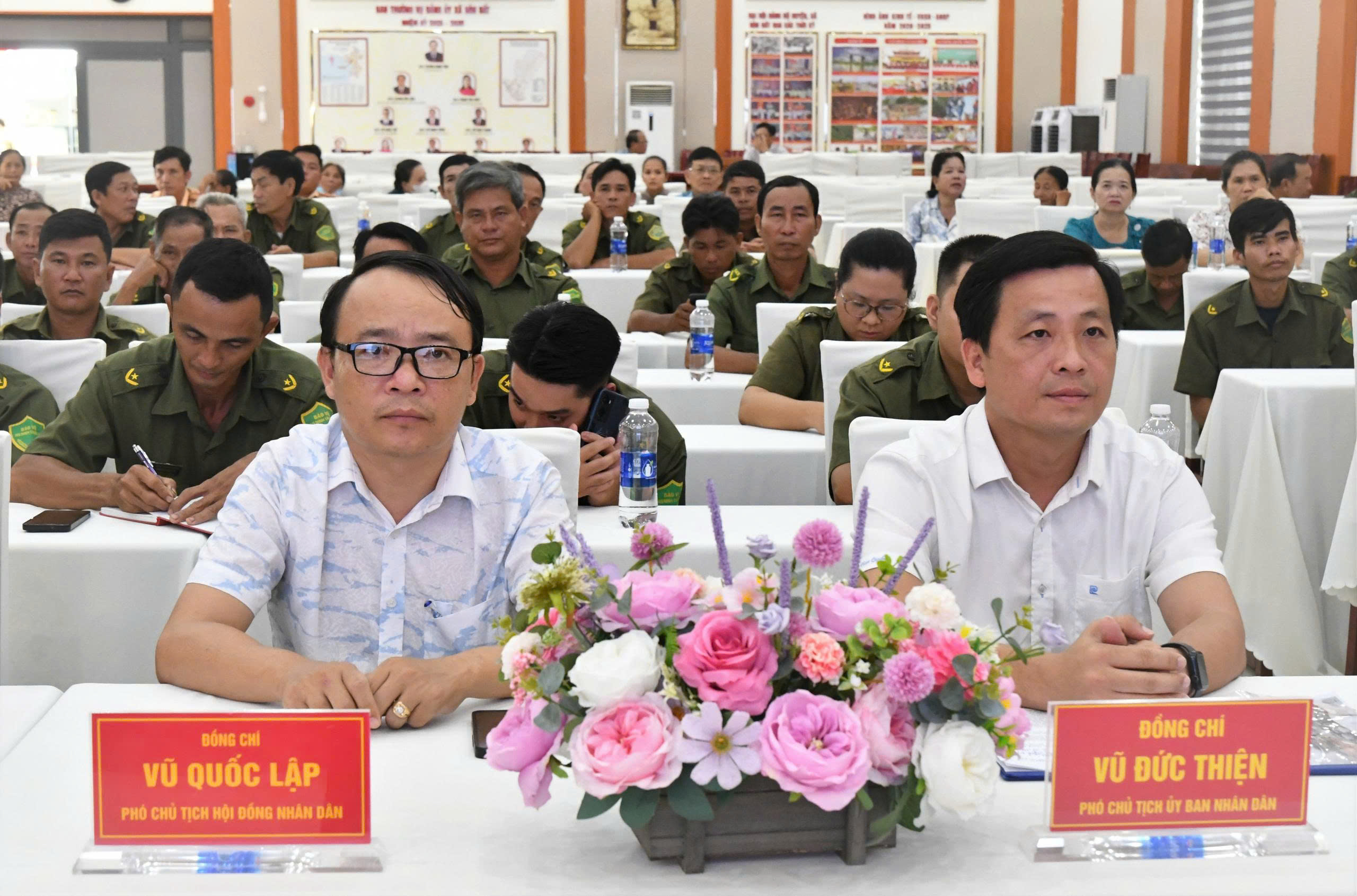 Ảnh 2: Đồng chí Vũ Quốc Lập, Phó Chủ tịch Hội đồng nhân dân xã trao tặng quà cho hộ nghèo trên địa bàn xã Hòn Đất