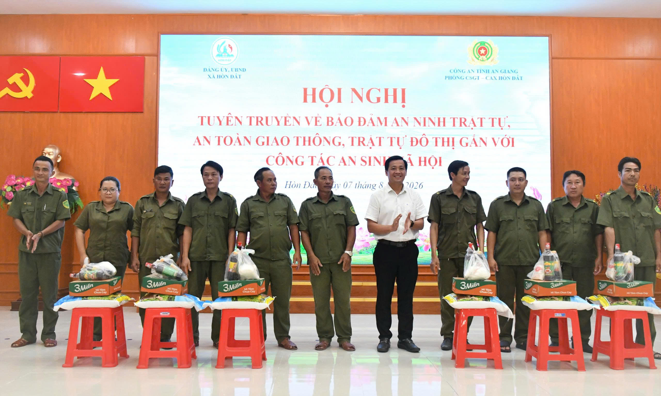 Ảnh 3: Đồng chí Vũ Đức Thiện, Phó Chủ tịch UBND xã Hòn Đất trao tặng quà cho lực lượng tham gia bảo vệ an ninh, trật tự ở cơ sở trên địa bàn xã Hòn Đất