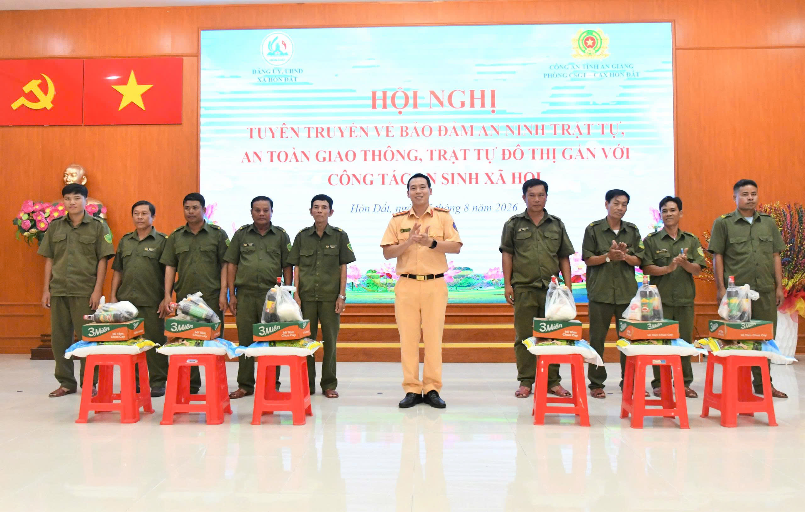 Ảnh 4: Đại diện Phòng Cảnh sát giao thông (PC08), Công an tỉnh An Giang trao tặng quà cho lực lượng tham gia bảo vệ an ninh, trật tự ở cơ sở trên địa bàn xã Hòn Đất
