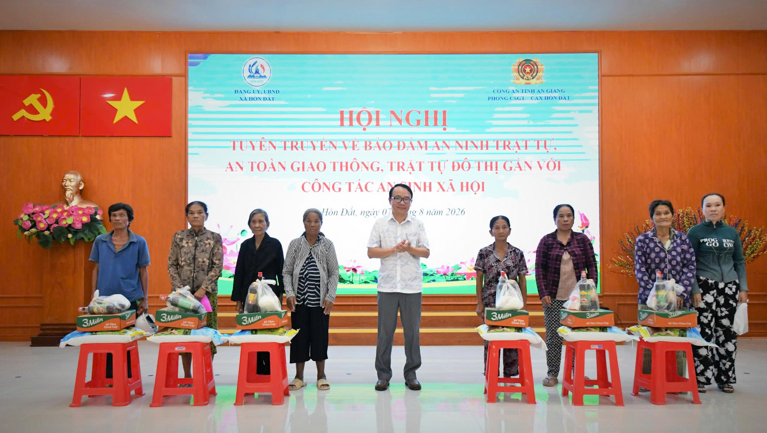 Ảnh 2: Đồng chí Vũ Quốc Lập, Phó Chủ tịch Hội đồng nhân dân xã trao tặng quà cho hộ nghèo trên địa bàn xã Hòn Đất