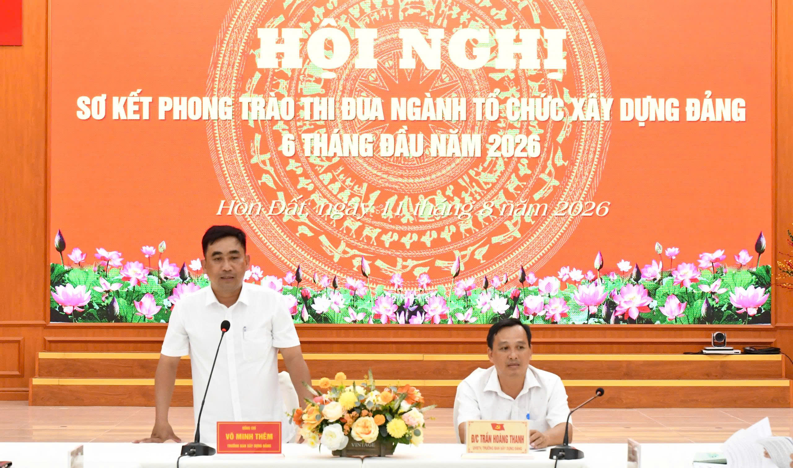 Ảnh 2: Đại diện Ban Xây dựng Đảng xã Hòn Đất phát biểu tại hội nghị