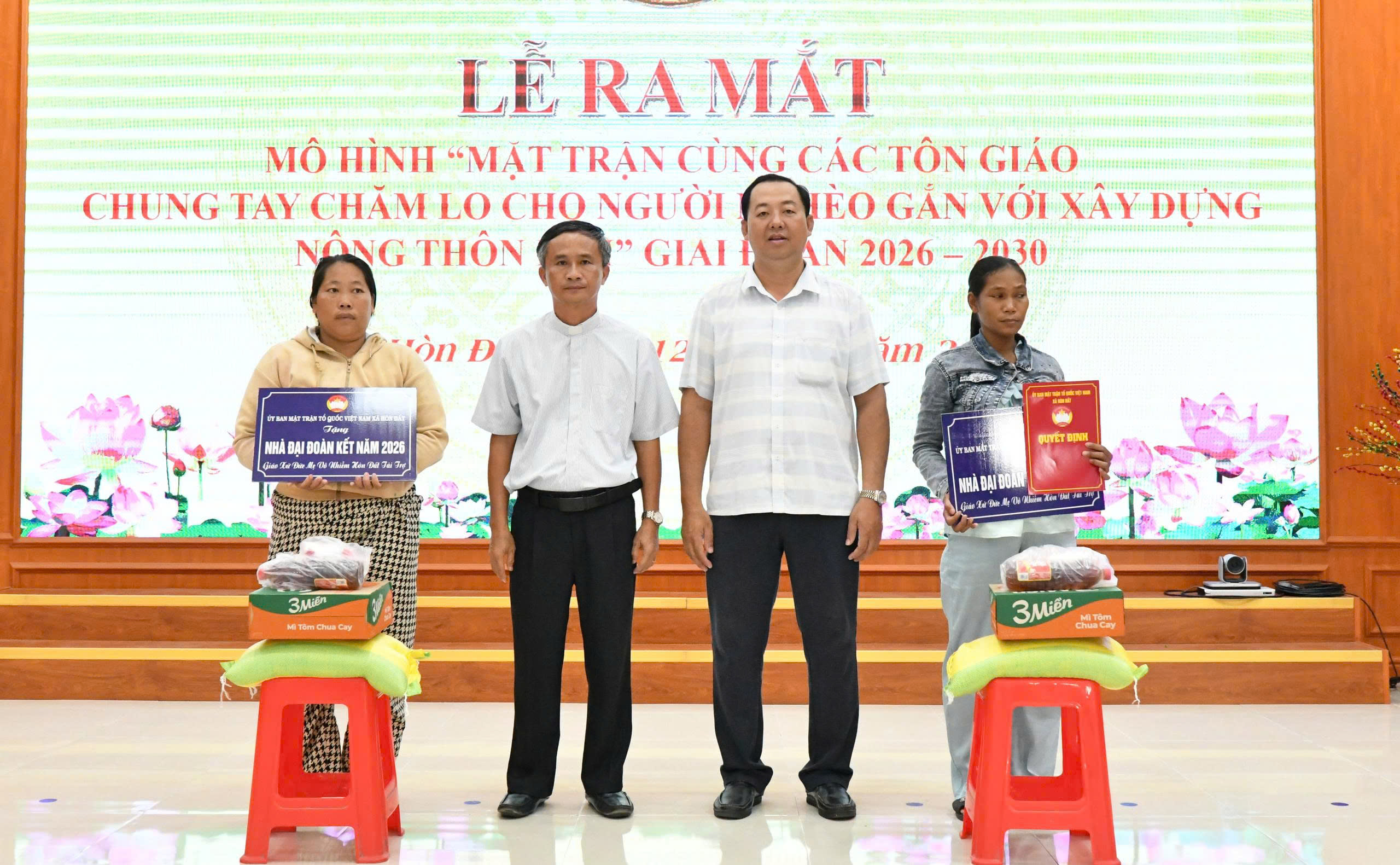 Đại diện Ủy ban MTTQ Việt Nam xã Hòn Đất trao bảng tượng trưng bàn giao nhà đại đoàn kết