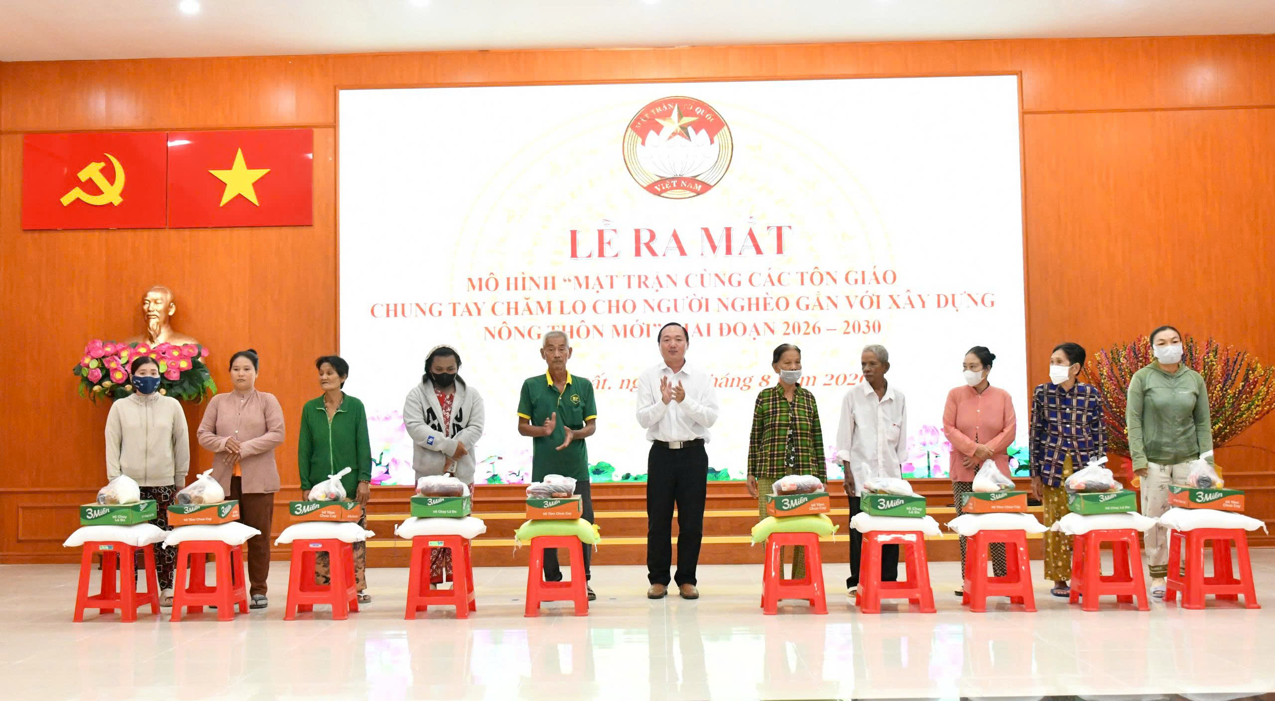 Đại diện Ủy ban MTTQ Việt Nam xã Hòn Đất trao tặng quà cho hộ nghèo