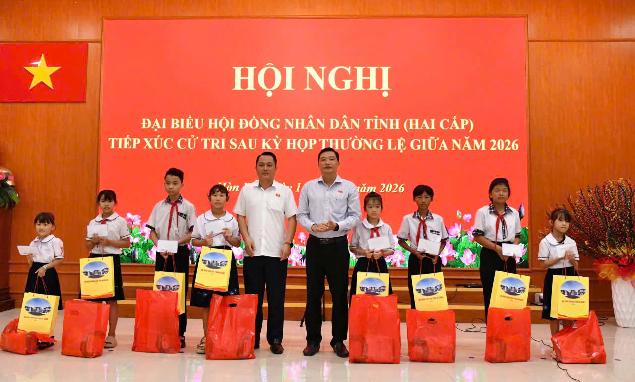 Ảnh 3: Tổ đại biểu số 19 HĐND tỉnh An Giang đã trao tặng 10 suất quà cho học sinh vượt khó học tốt trên địa bàn xã Hòn Đất