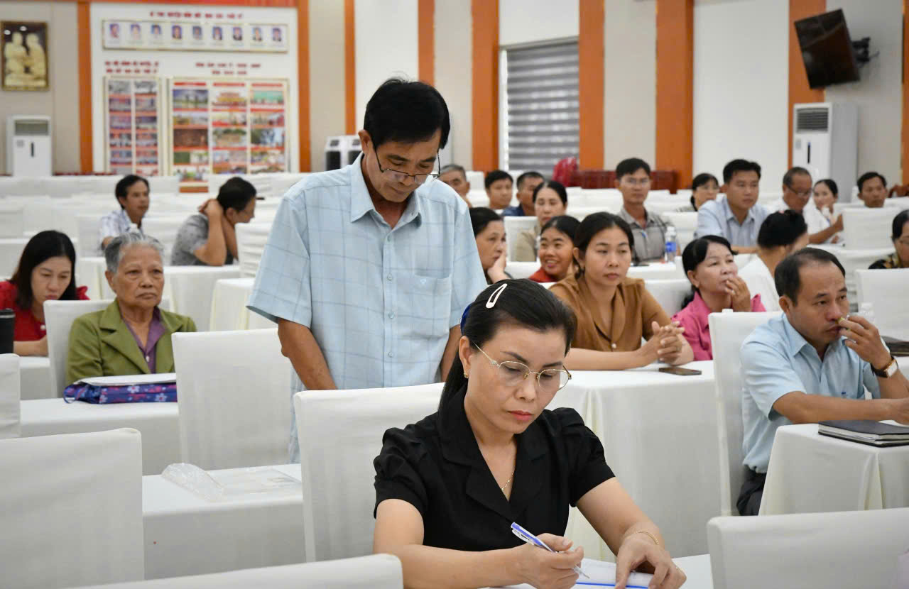 Ảnh 2: Cử tri Huỳnh Trường Trinh, ấp Hòn Me kiến nghị vấn đề liên quan đến hòa giải ở cơ sở.
