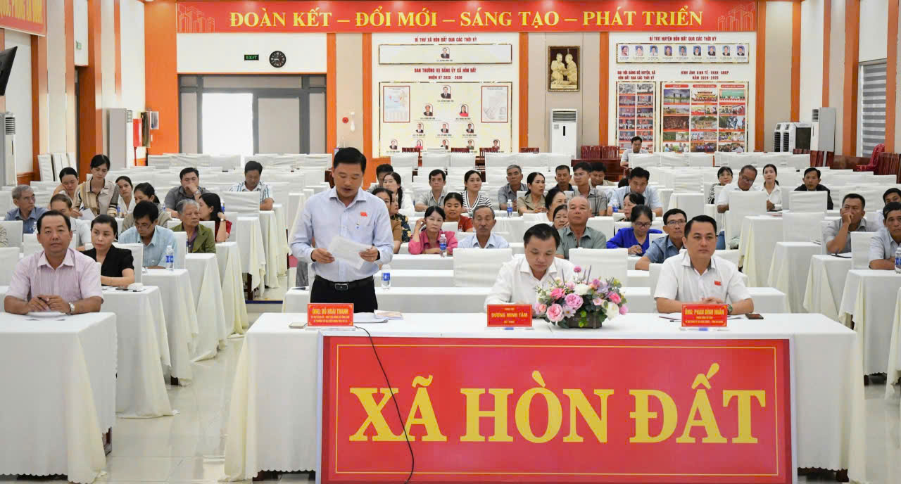 Ảnh 1: Quang cảnh buổi tiếp xúc cử tri
