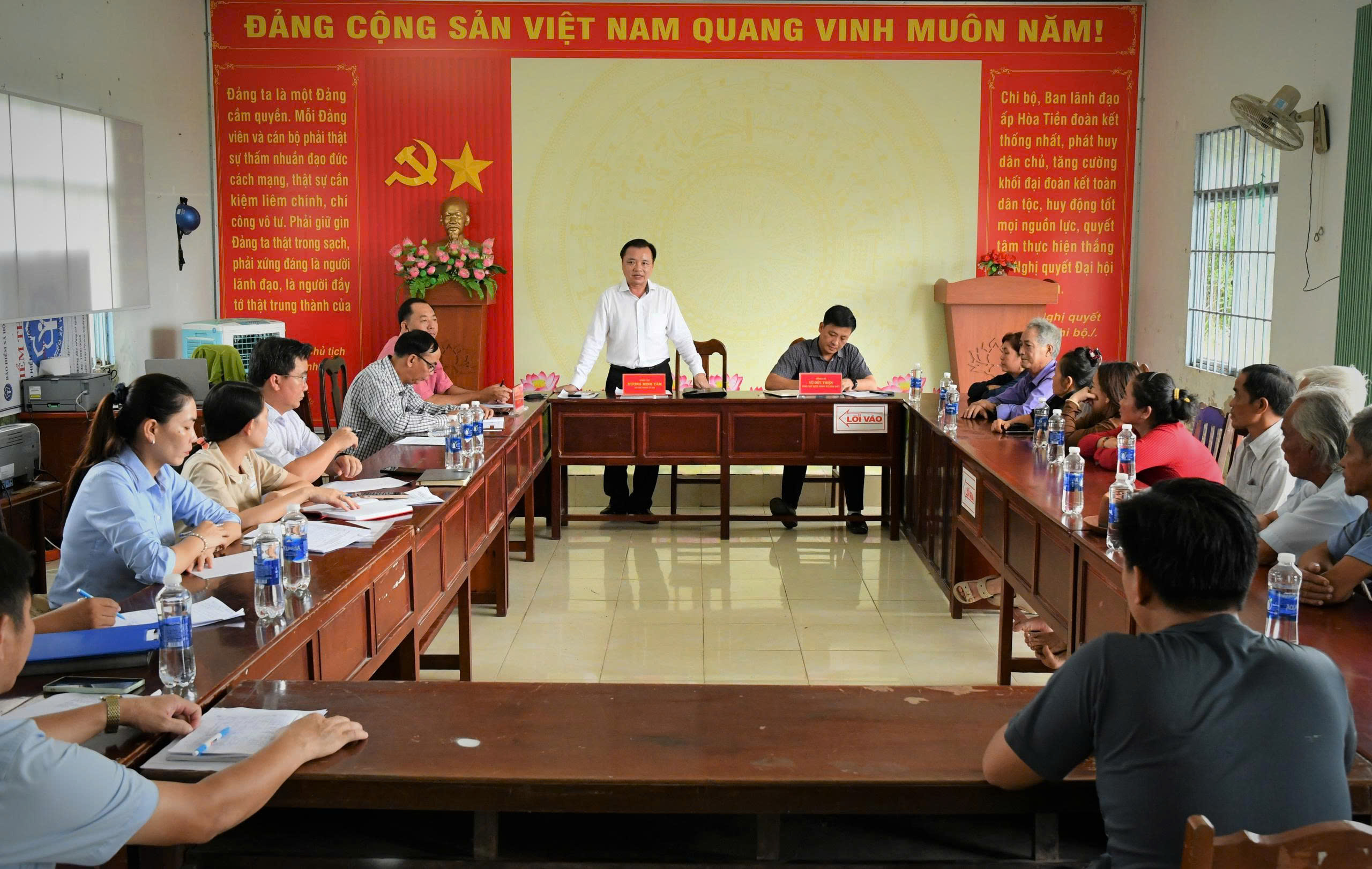 Ảnh 1: Quang cảnh buổi làm việc