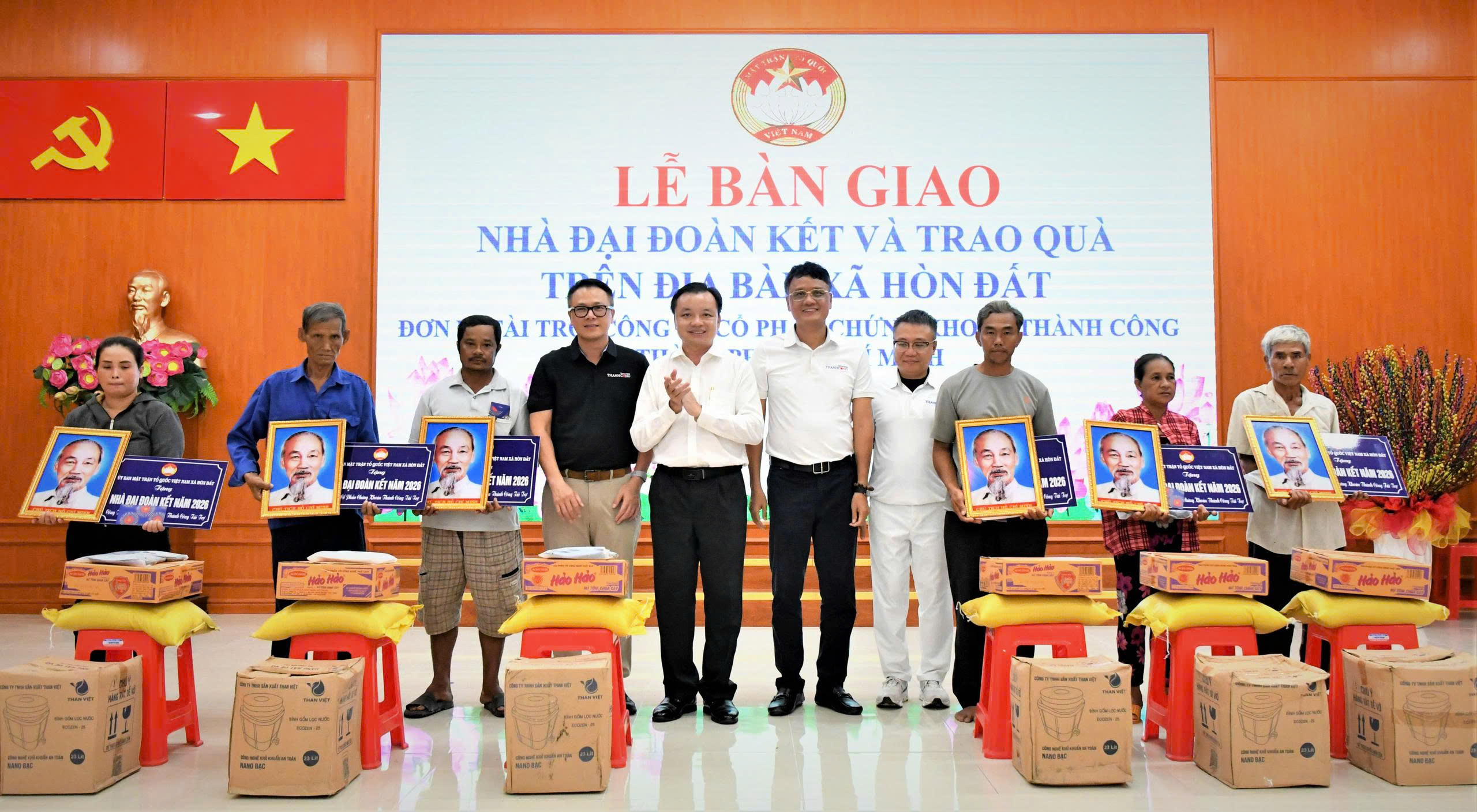 Ảnh 1: Bí thư Đảng ủy xã Hòn Đất Dương Minh Tâm cùng đại diện đơn vị tài trợ trao bảng tượng trưng tặng Nhà Đại đoàn kết cho các hộ gia đình.