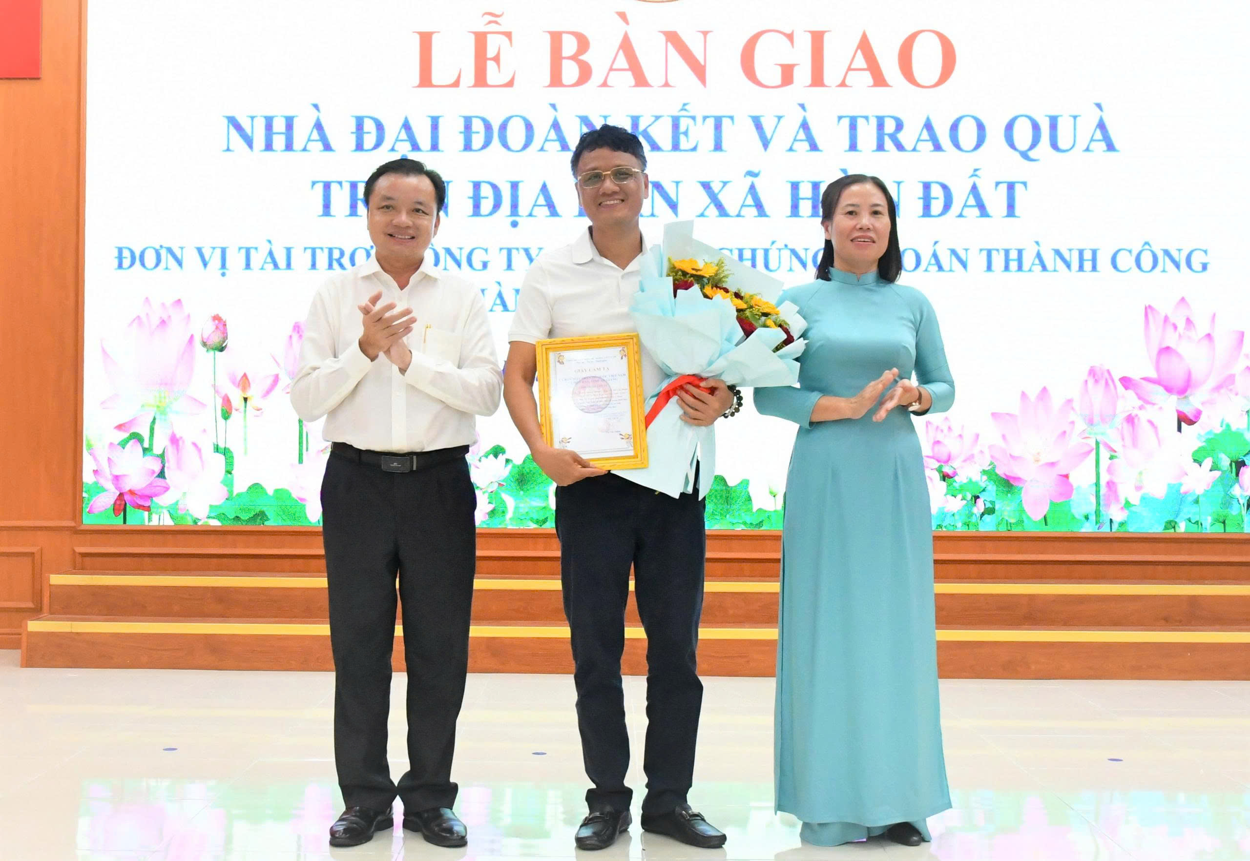 Ảnh 3: Lãnh đạo xã Hòn Đất trao hoa và giấy cảm tạ cho đơn vị tài trợ.