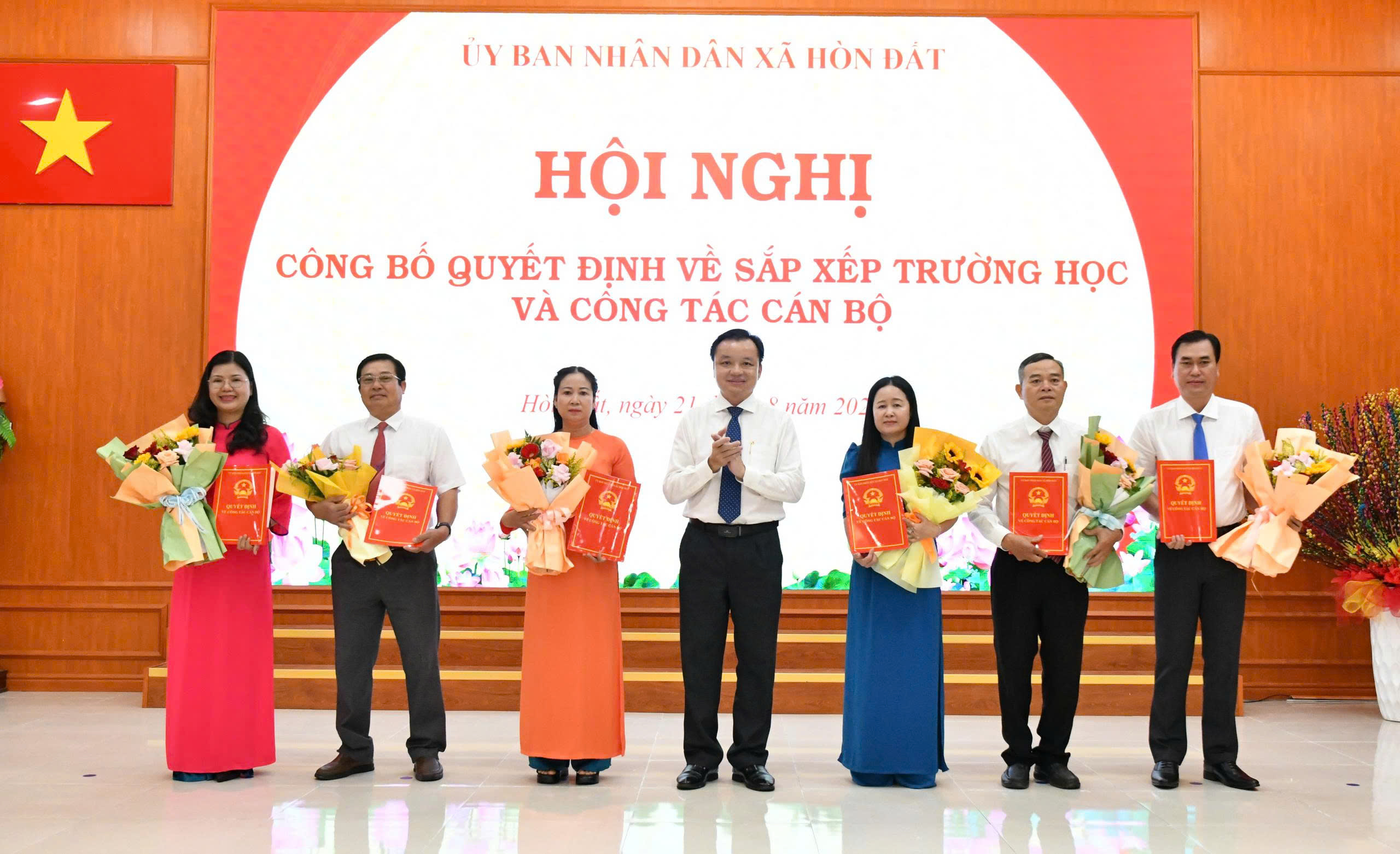 Ảnh 1: Bí thư đảng ủy xã Hòn Đất Dương Minh Tâm trao quyết định thành lập 6 trường trên địa bàn xã.