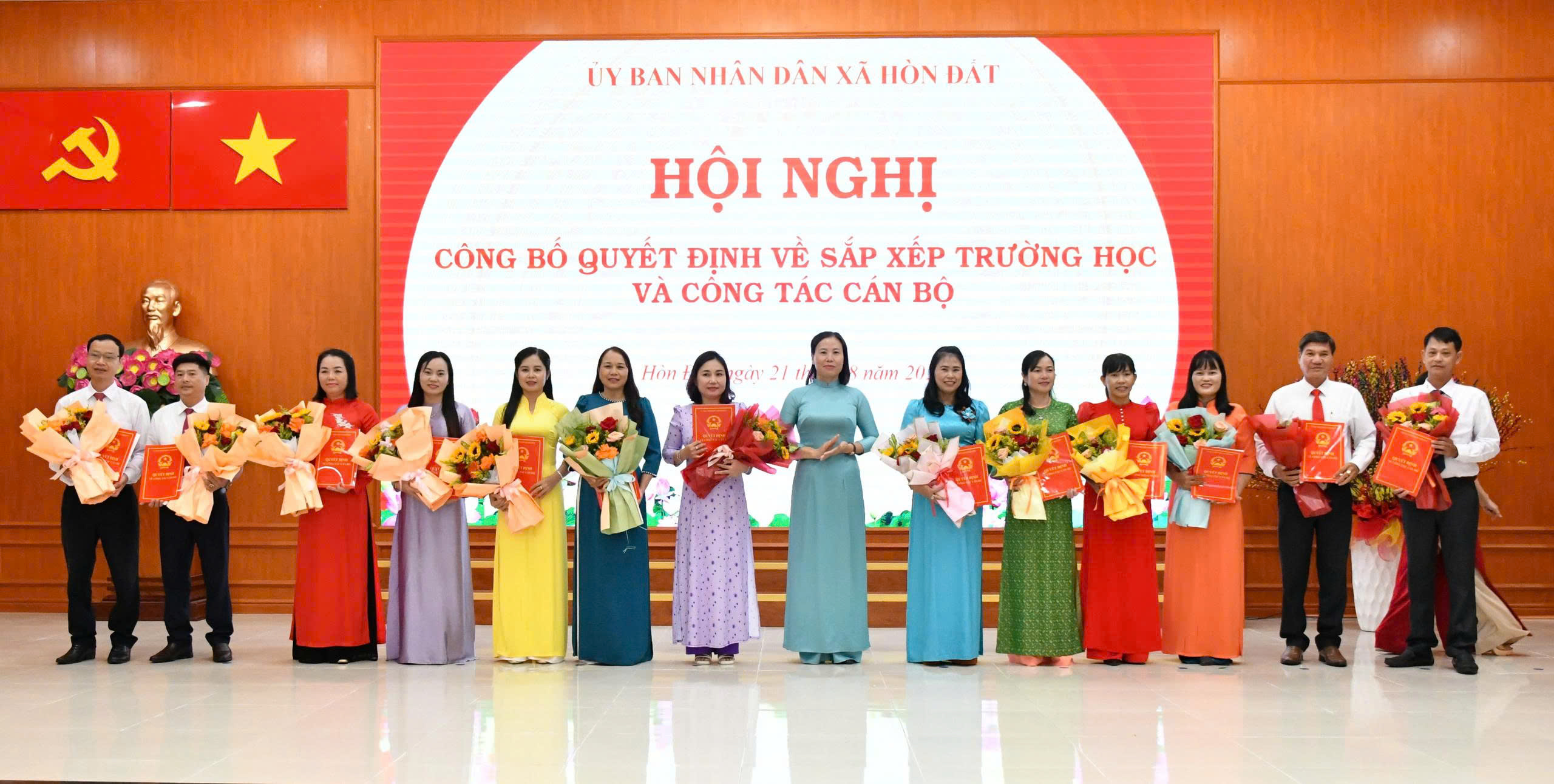 Ảnh 2: Chủ tịch UBND xã Hòn Đất Phạm Thu Thủy trao quyết định công tác cán bộ 